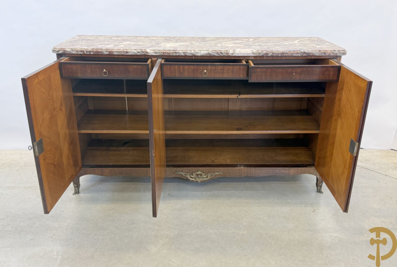 Notelaren driedeursdressoir met marmeren blad  bronzen sabots op de poten