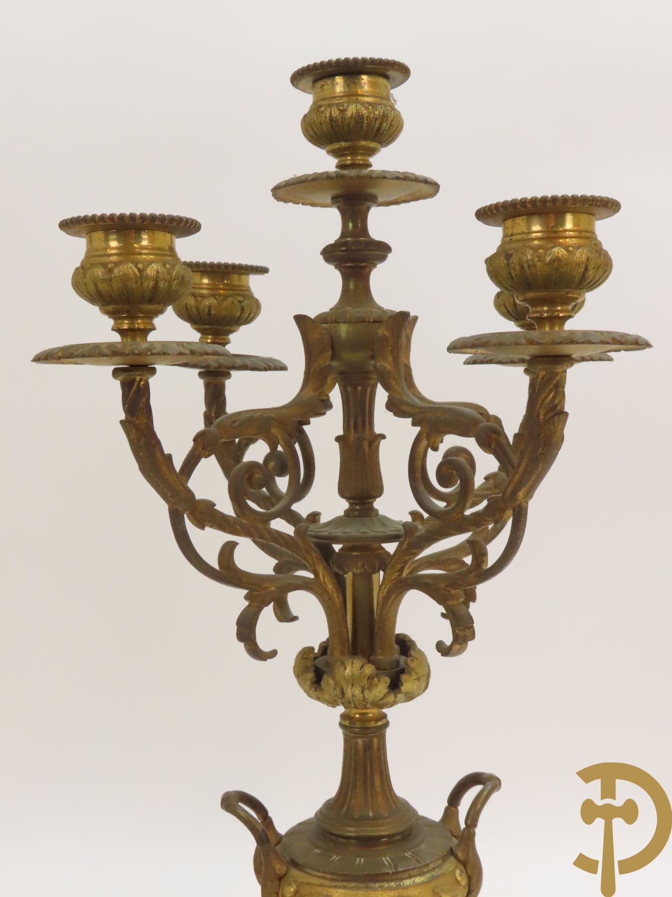 Paar bronzen kandelaars bovenaan bekroond met amfoor en pijlenkoker