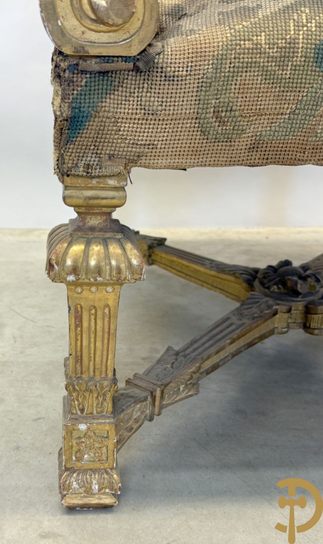 Vier vergulde Louis XIV kasteelarmzetels met geanimeerde scènes in petit points, 19e