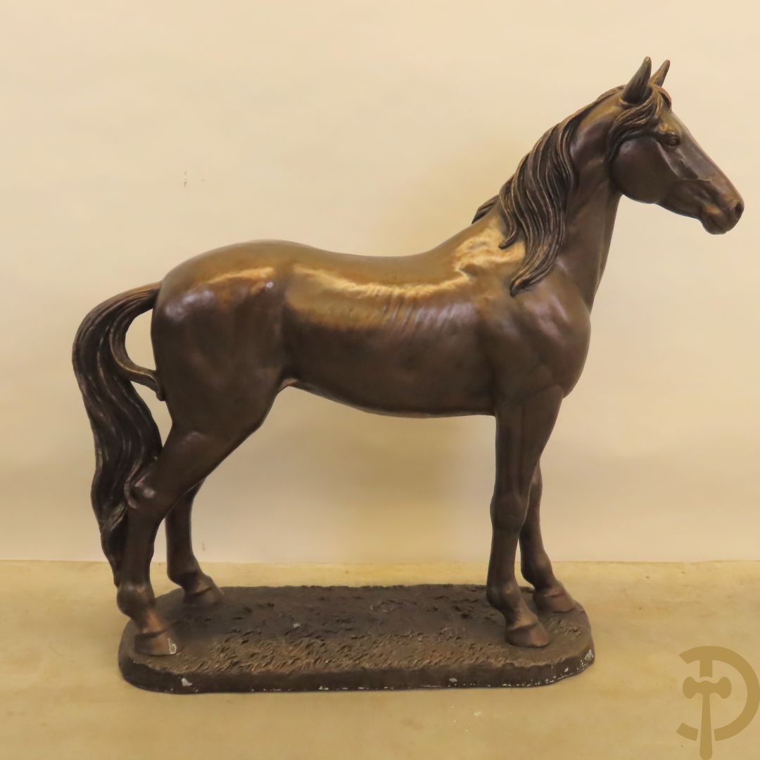 Staand paard in gebronzeerd polyester