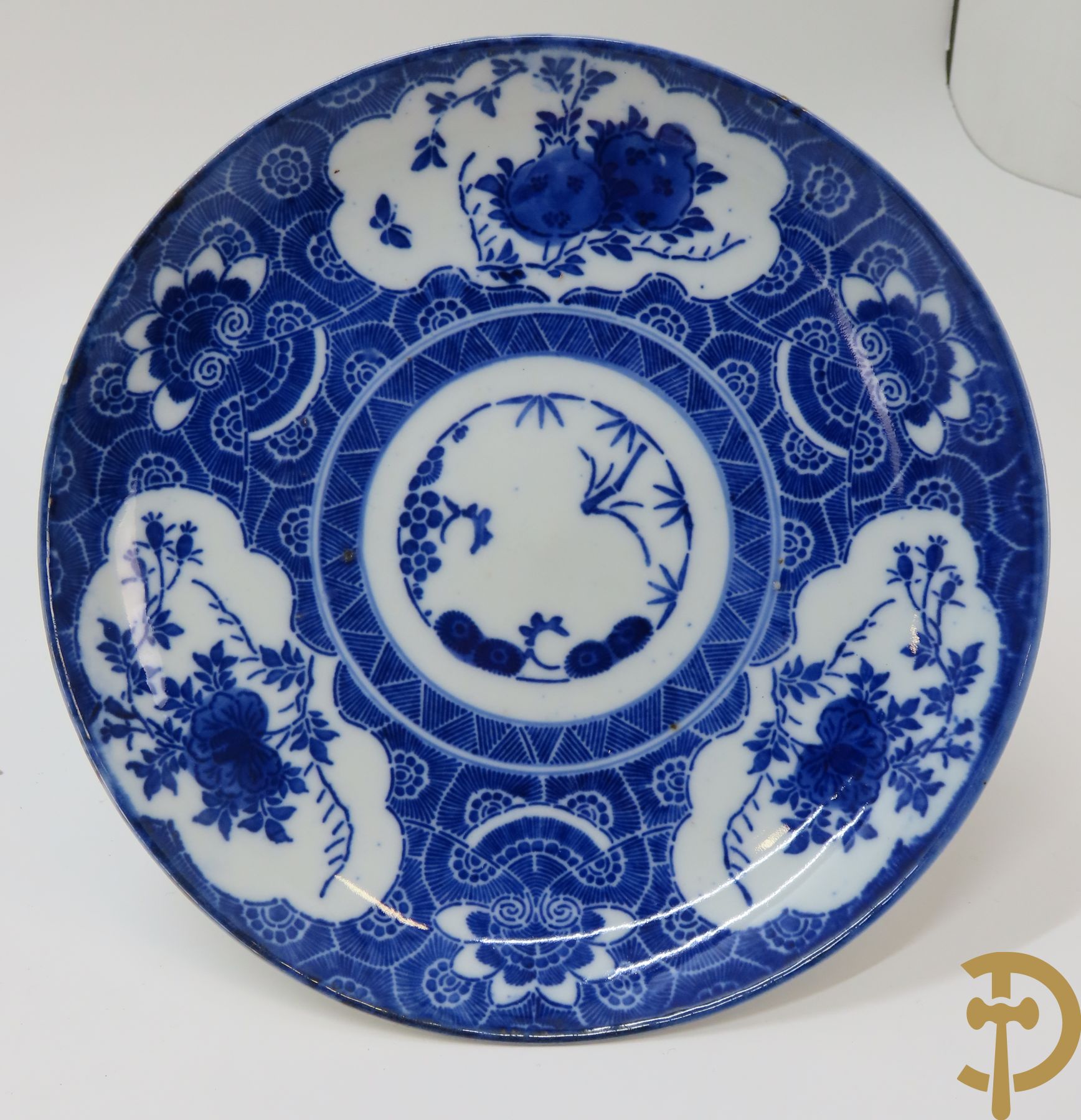 Acht Chinese porseleinen borden w.o. blauw/wit met bloemendecor, 2 blauw/witte borden, 2 Imari borden (1 met ster), 2 porseleinen borden met decor van bloemen in landschap en octagonaal bord