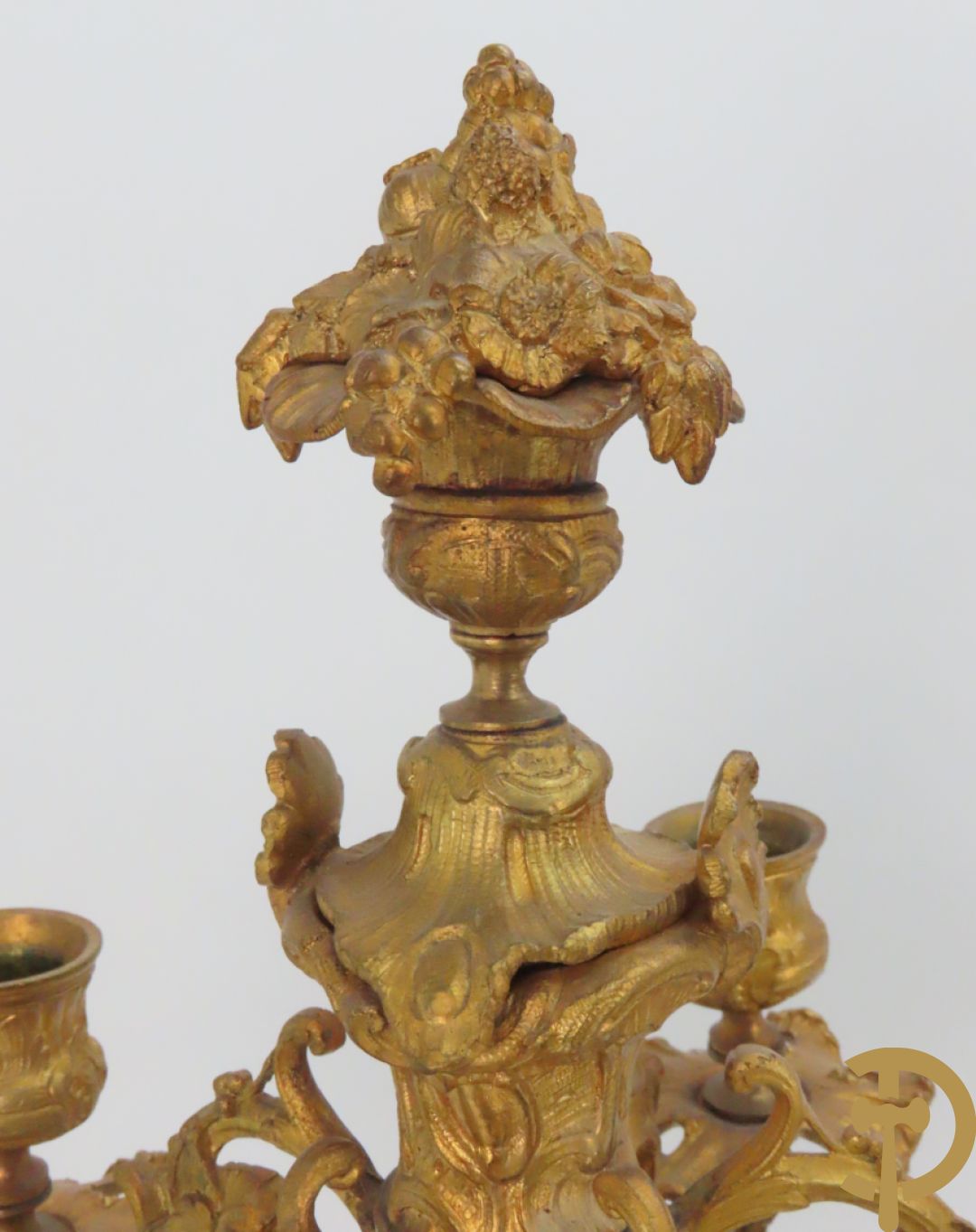 Bronzen schouwklok bezet met 2 cupido