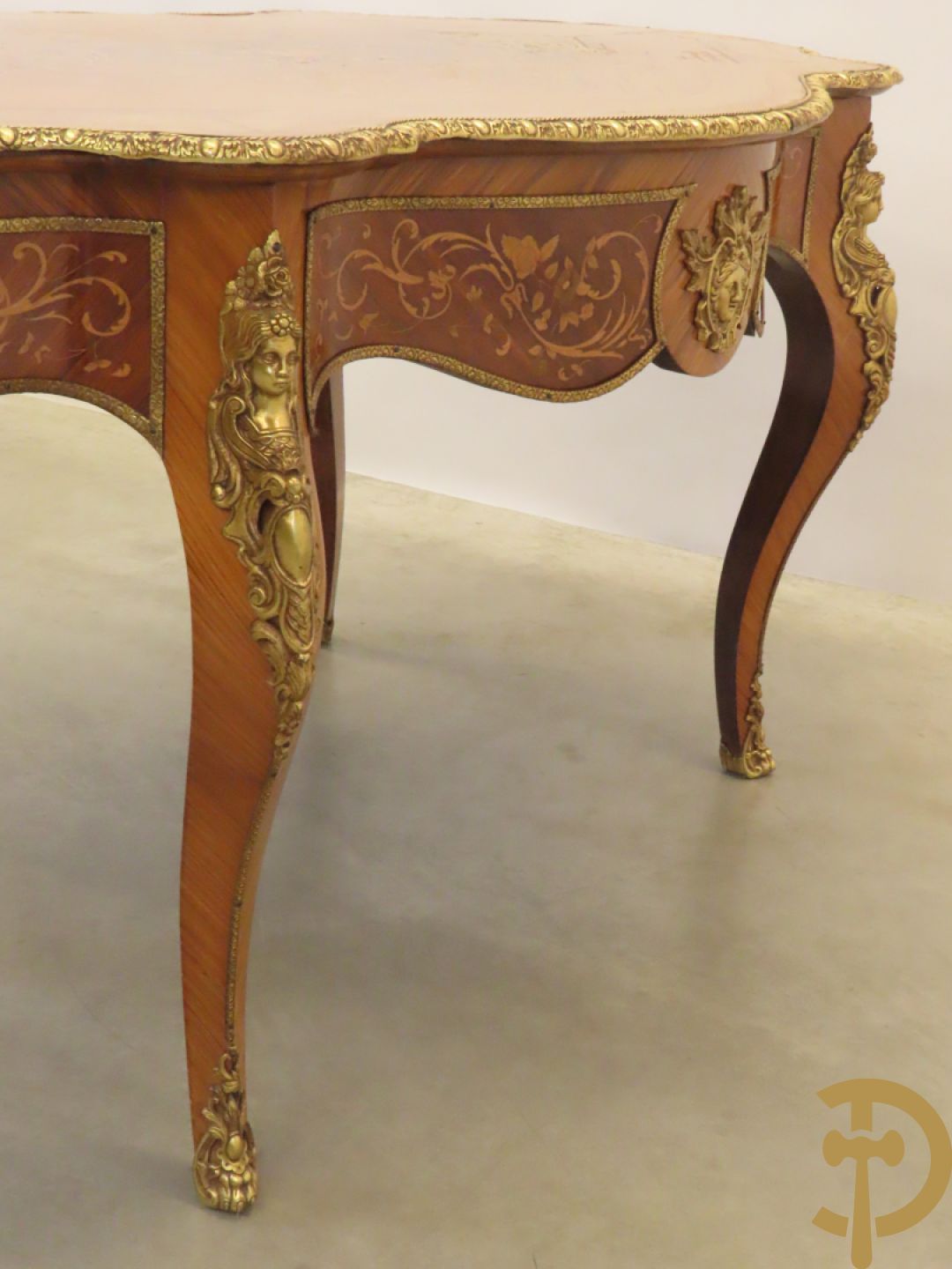 Gemarketteerde ovale notelaren tafel bezet met bronsbeslag van dameshoofden + stoel