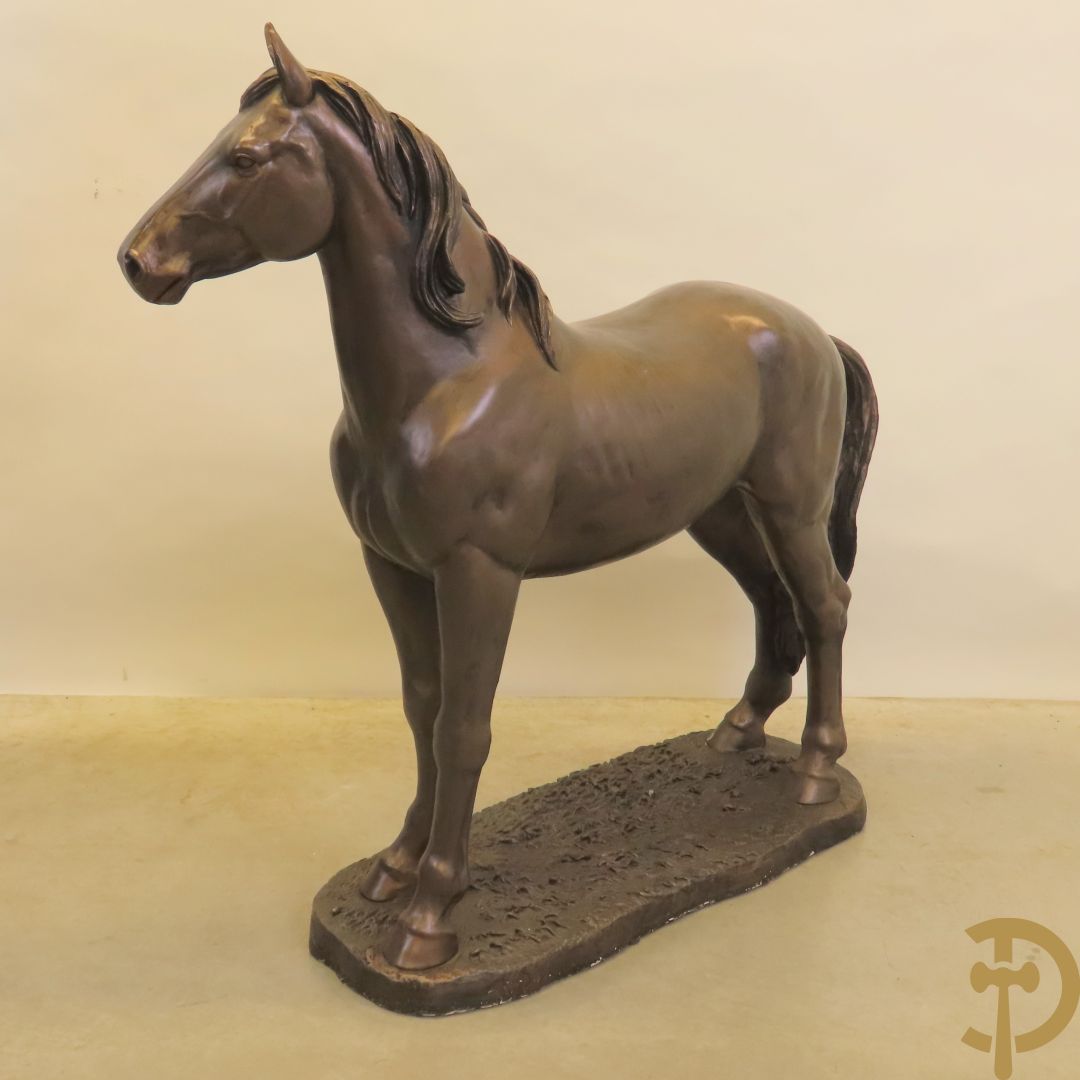 Staand paard in gebronzeerd polyester