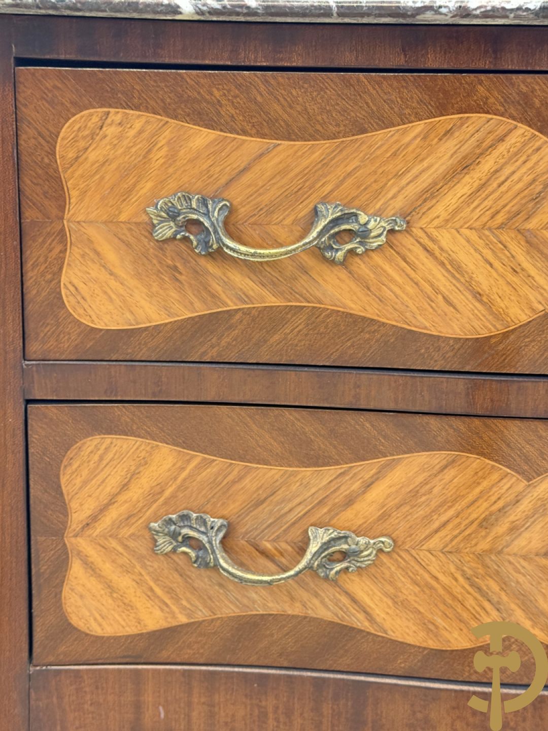 Notelaren tweeladencommode met bronsbeslag en grijs marmeren blad op voluutvormige poten