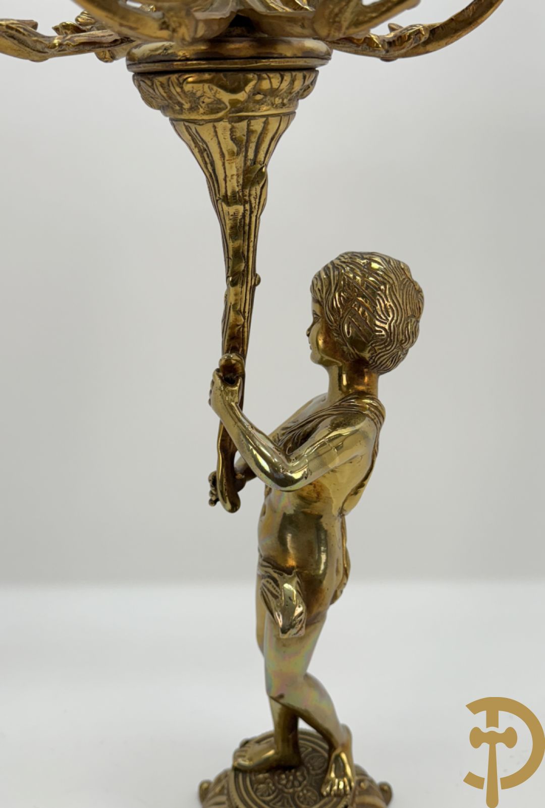 Paar koperen cassolettes bezet met ramskoppen dragende een cupido + koperen beeld van jongeman met zevenarmige kandelaar