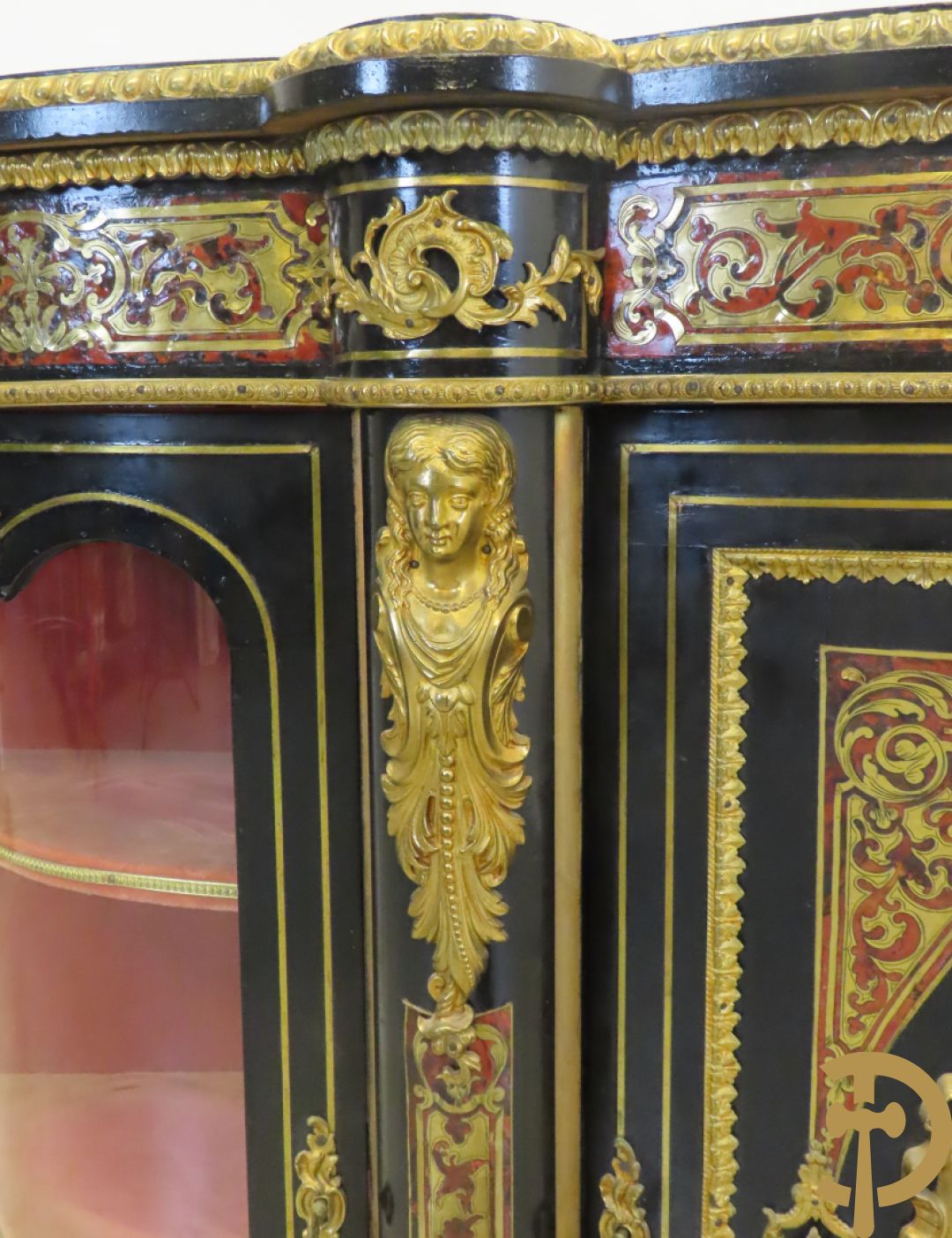 Napoleon III dressoir, centraal met bronnen plakkette omgeven door Louis XVI strik, met 2 zijdelingse vitrines met gebogen glas - stijlen bezet met bronzen dameshoofden