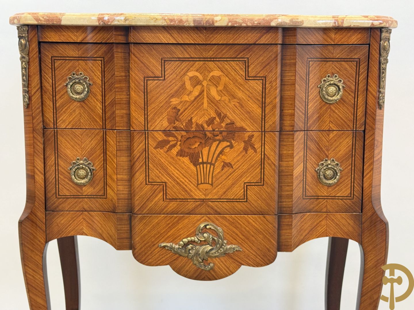 Notelaren tweeladencommode met marquetterie en bronsbeslag en marmeren blad