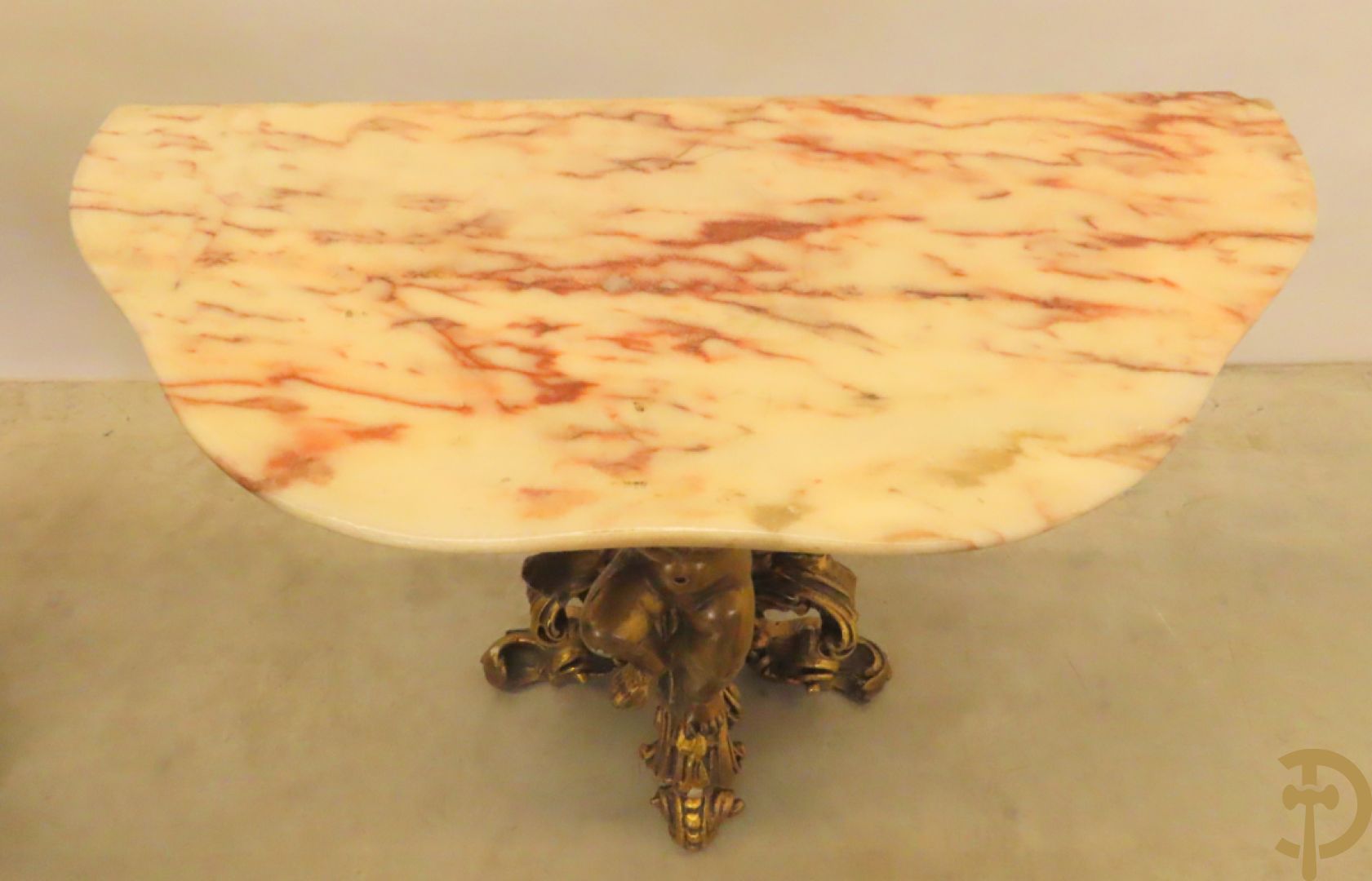 Twee vergulde consooltjes met cupido