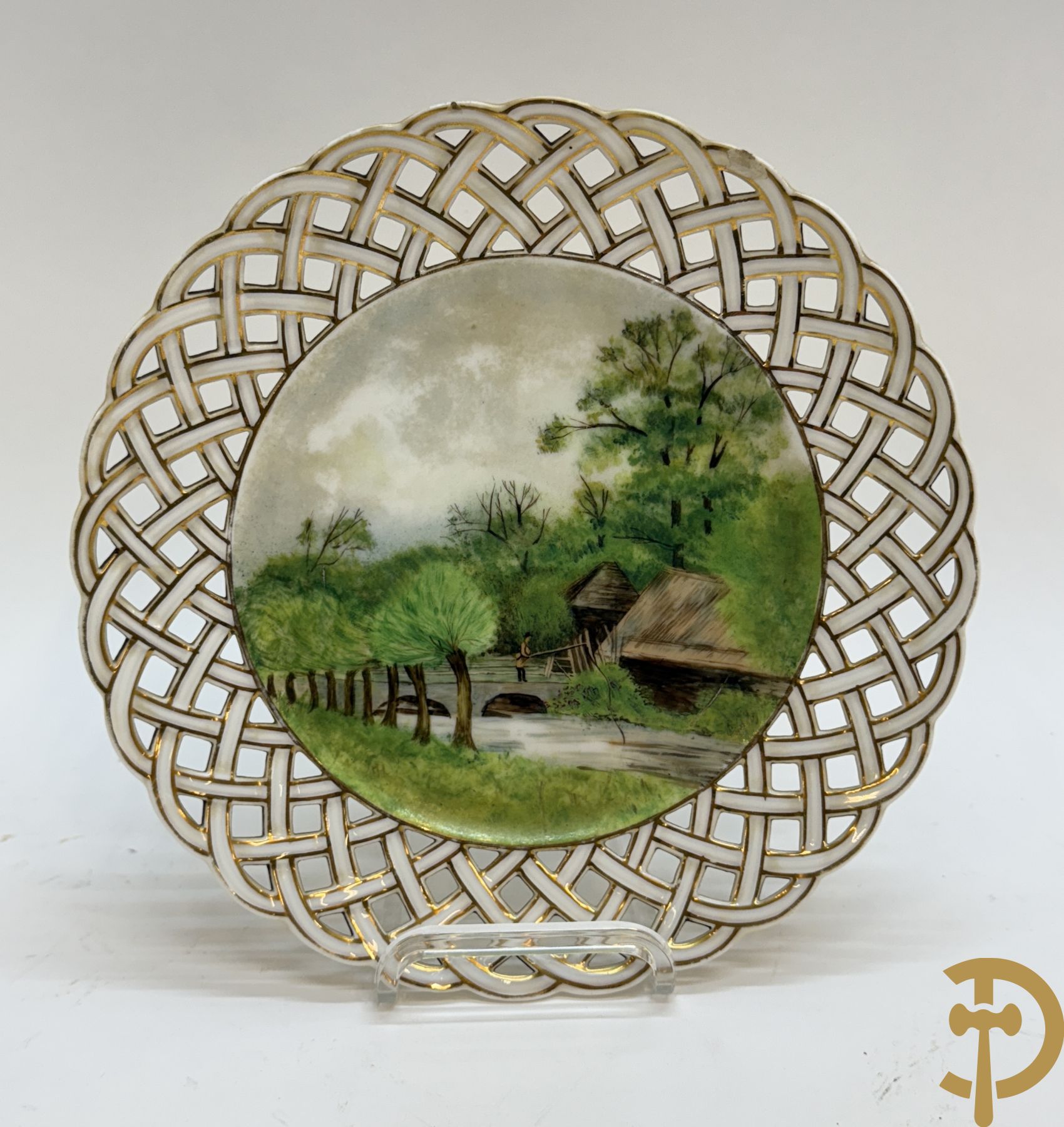 Acht handbeschilderde geajoureerde porseleinen borden met landschapsdecor, onderaan gemerkt