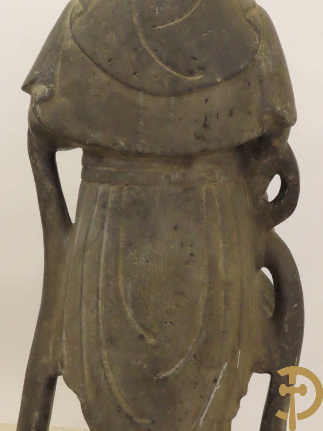 Aziatisch handgesculpteerd stenen beeld van een staande boedha