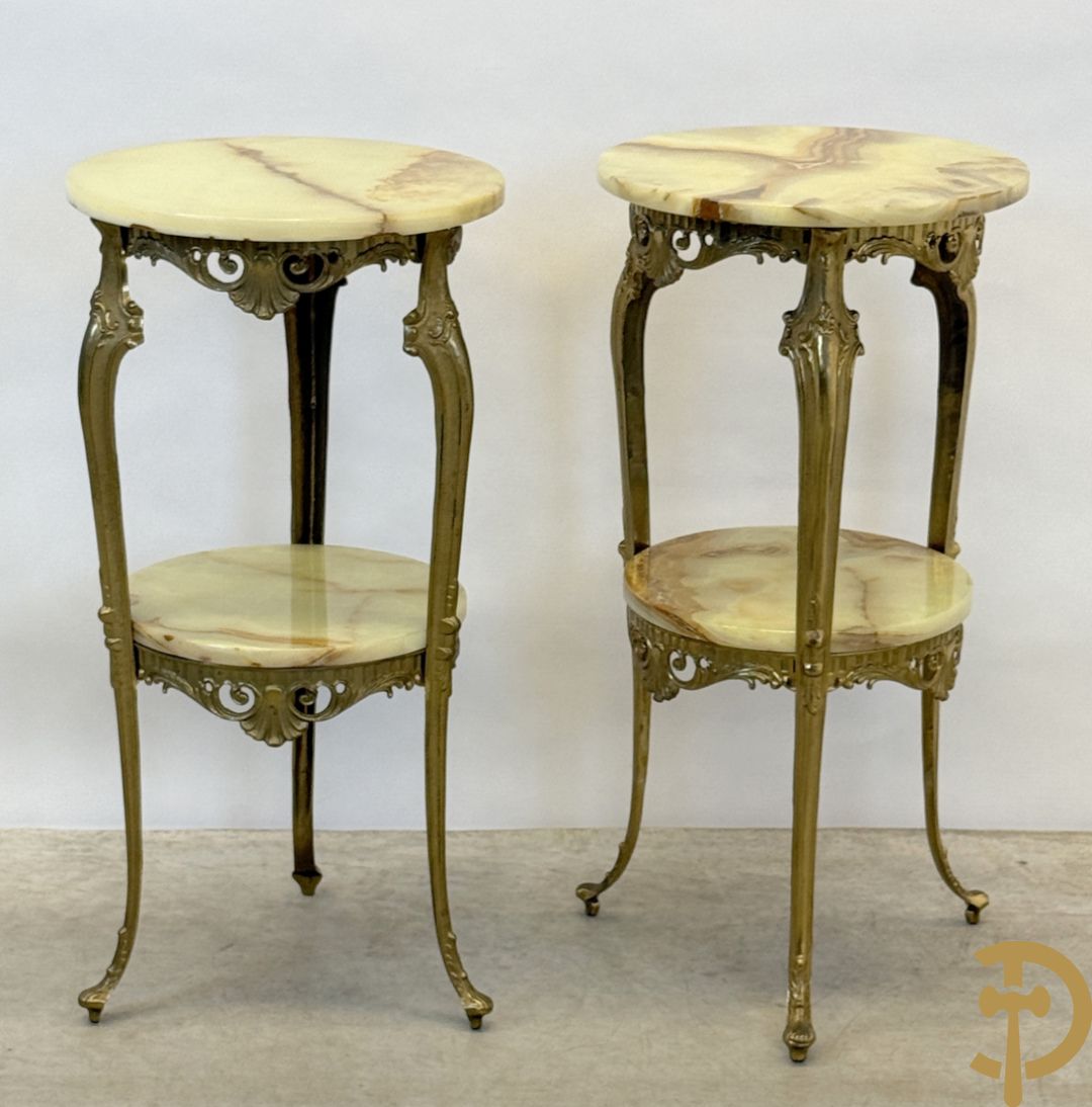 Paar koperen sokkels met Louis XV motieven en 2 étages op drie voluutvormige poten - met onix marmeren blad