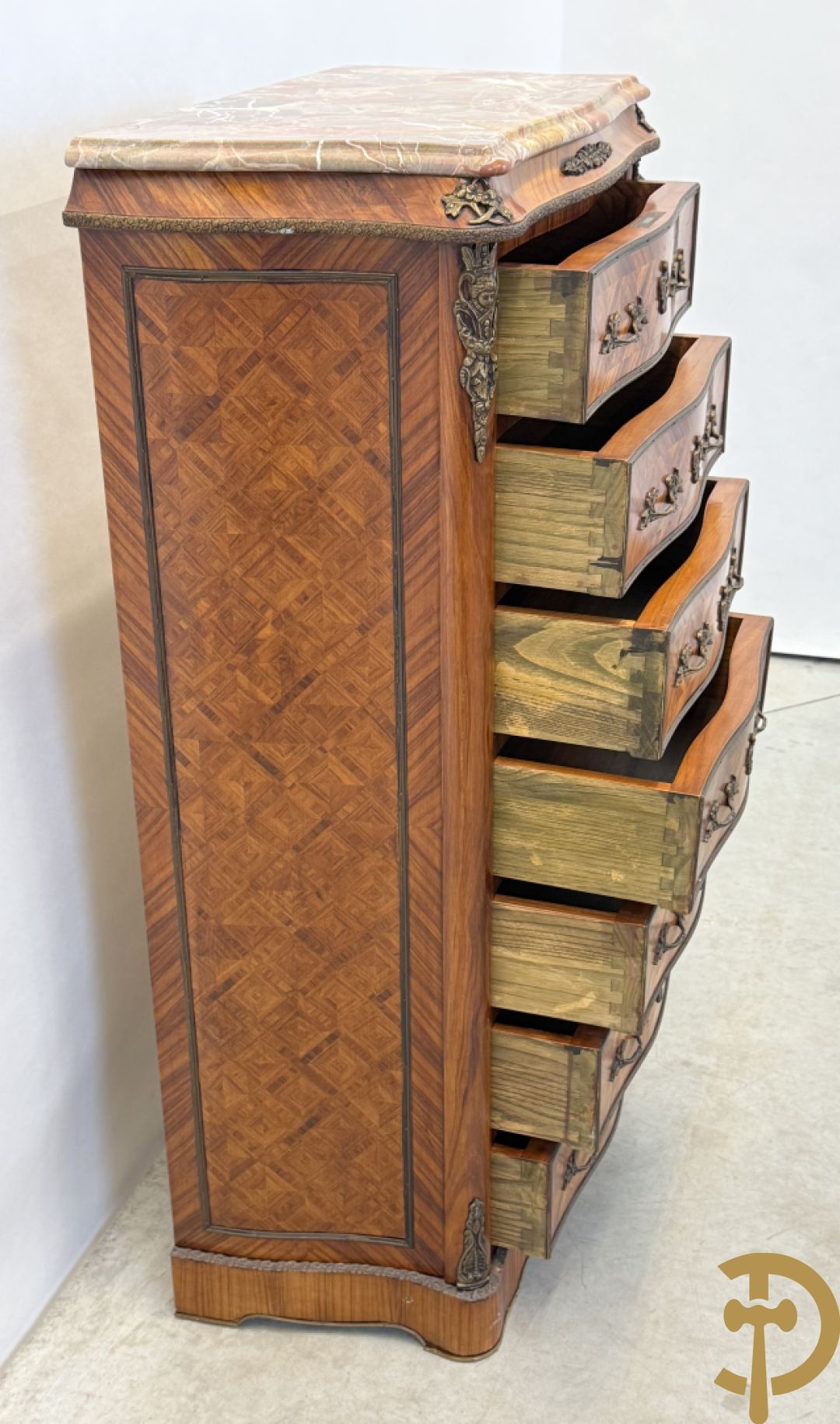 Gemarketteerde notelaren zevenladenkast bezet met bronsbeslag en marmeren blad