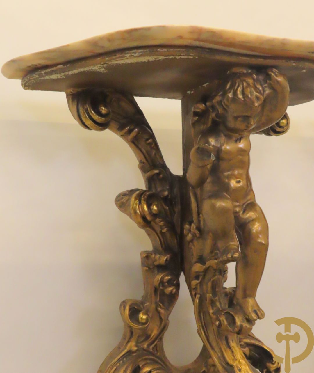 Twee vergulde consooltjes met cupido