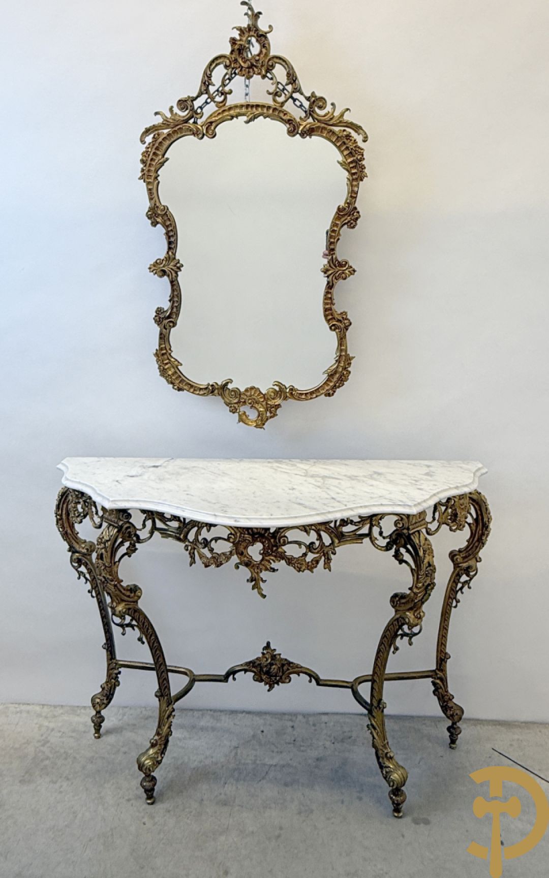 Koperen sierconsole Louis XV stijl met wit marmeren blad op 4 voluutvormige poten + bijhorende spiegel