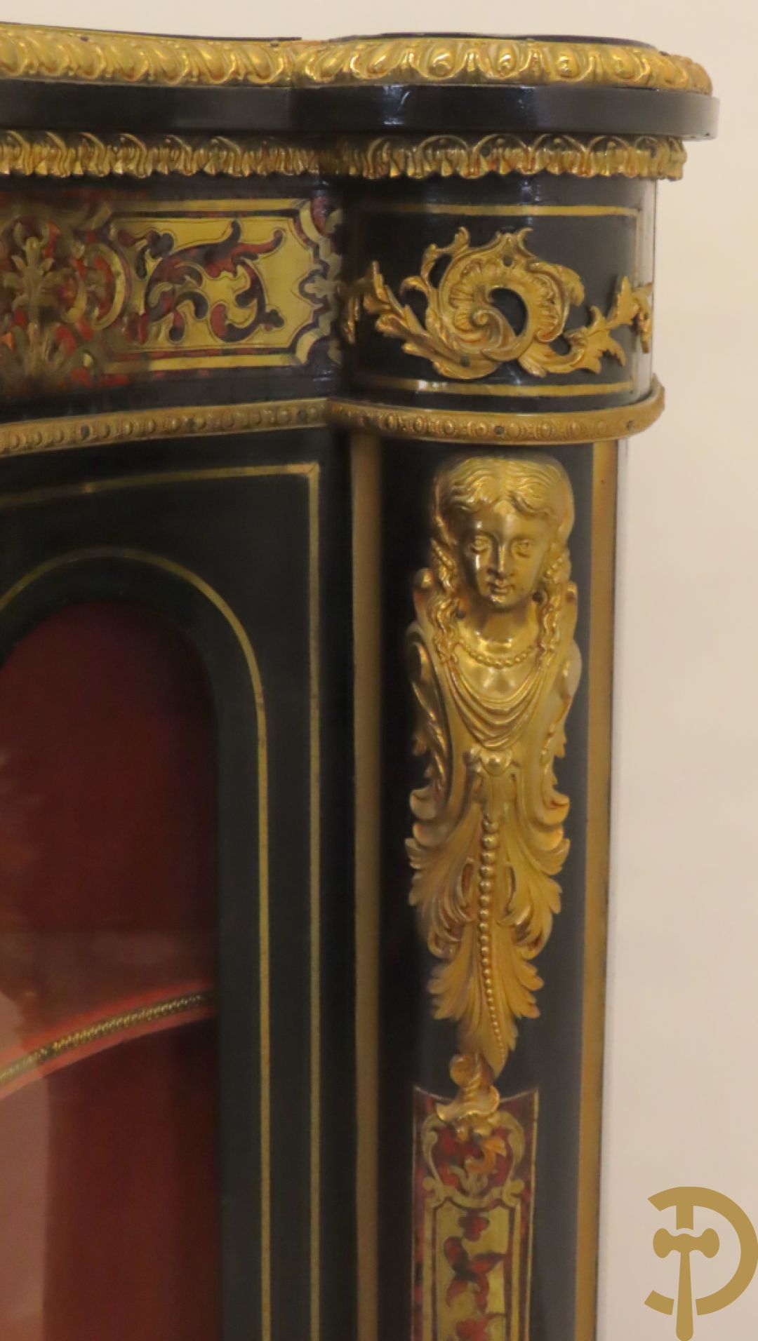 Napoleon III dressoir, centraal met bronnen plakkette omgeven door Louis XVI strik, met 2 zijdelingse vitrines met gebogen glas - stijlen bezet met bronzen dameshoofden