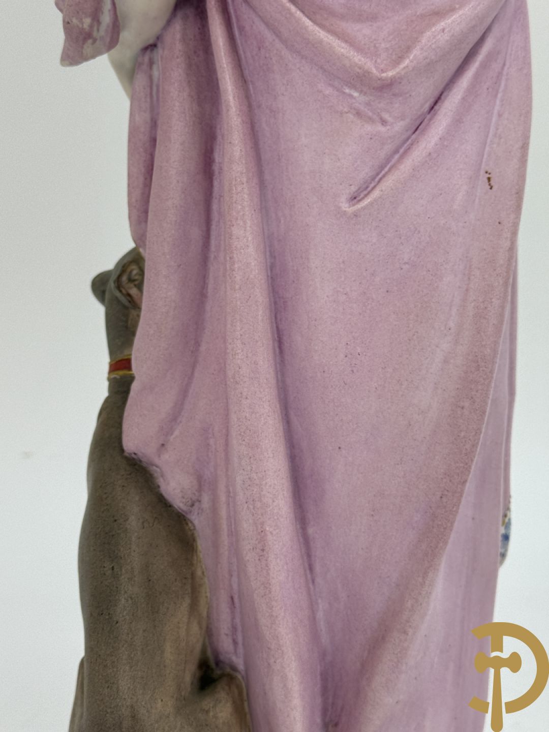 Paar Franse biscuits van elegante dame met hond en dame met bloemen op schouder