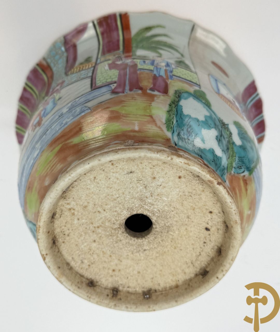 Paar Chinese porseleinen Kanton cachepots met geanimeerd decor