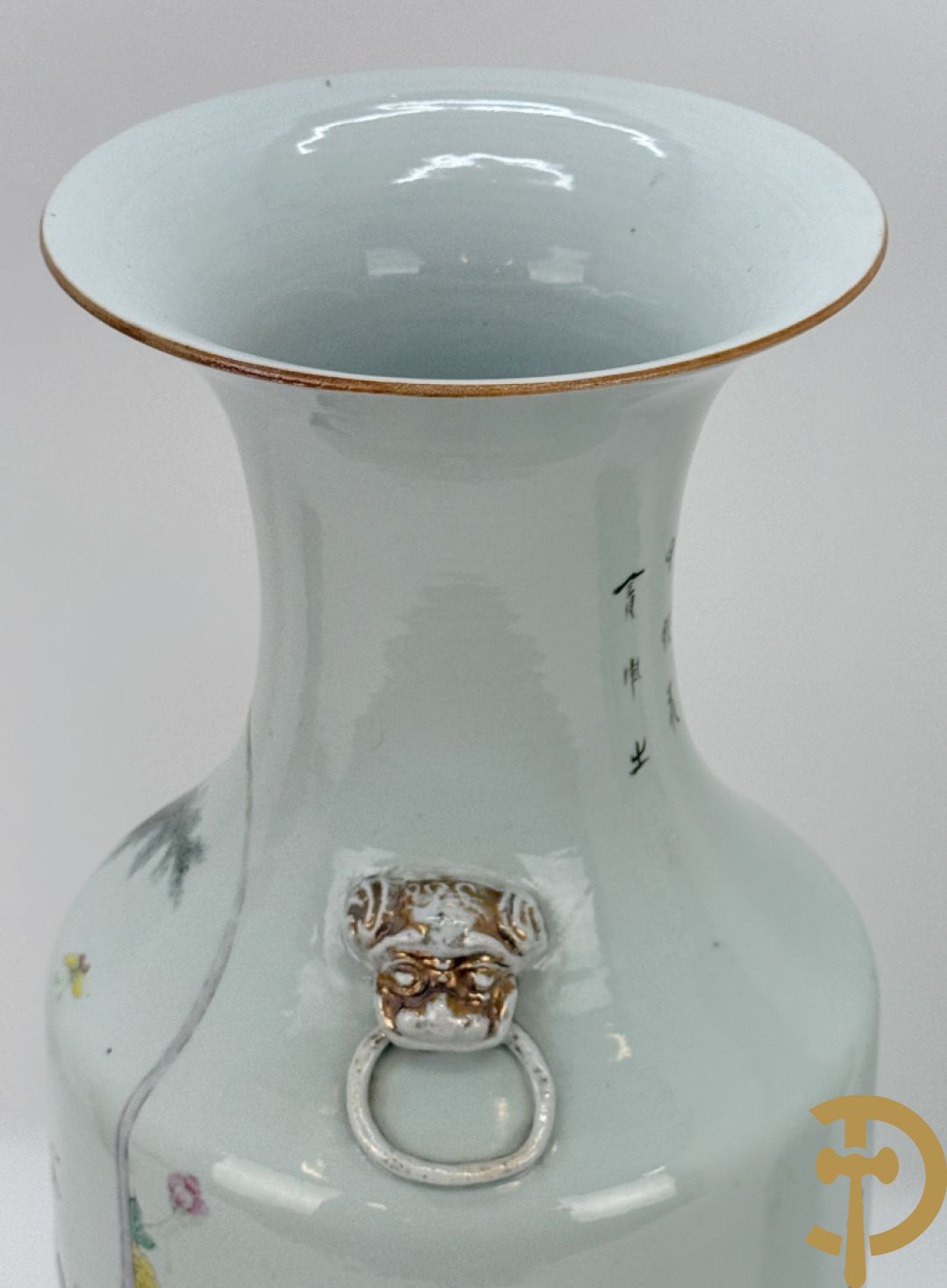 Paar Chinese porseleinen vazen met decor van dames in landschap