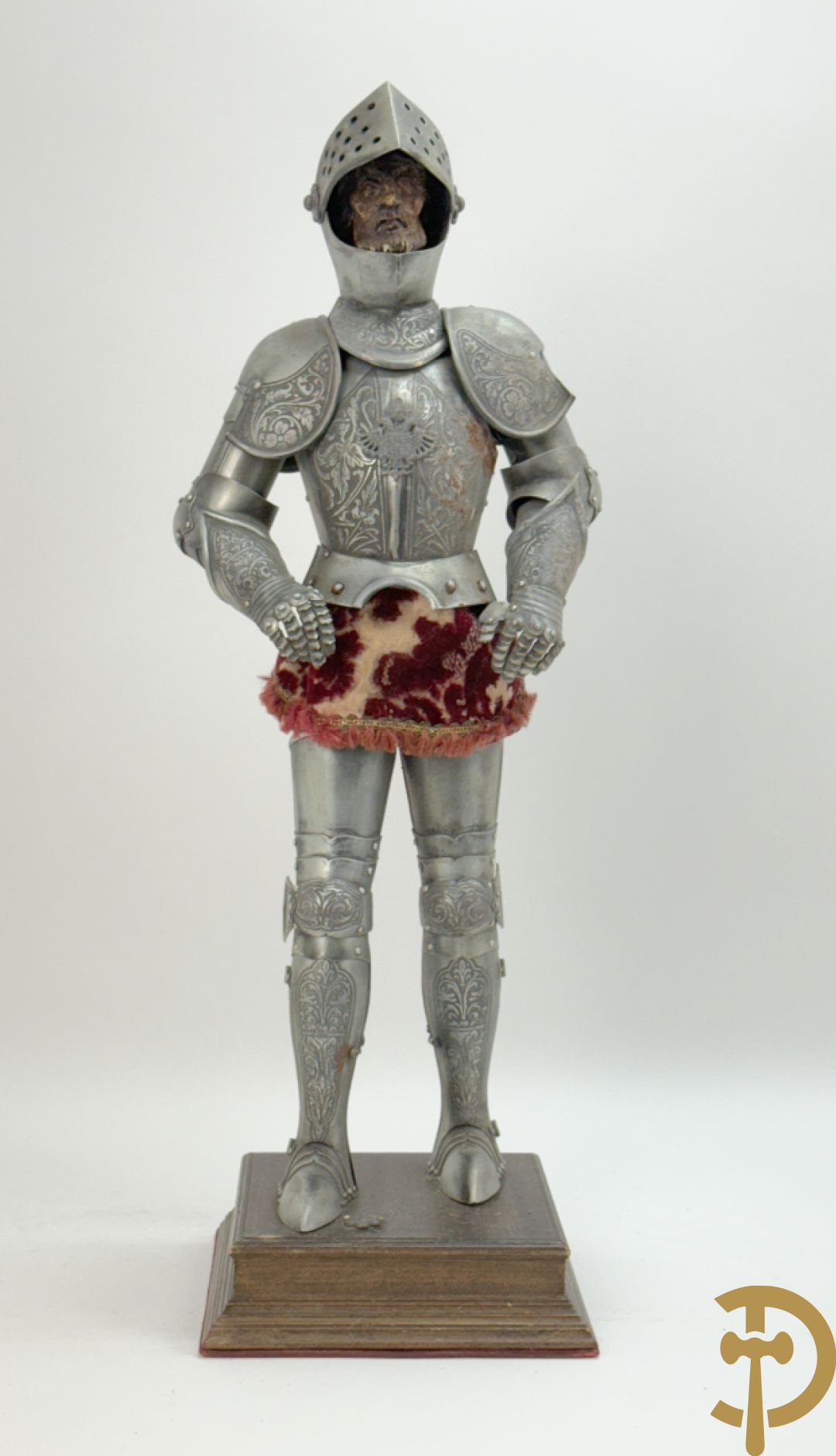 Miniatuur harnas met terra cotta hoofdje in helm op houten voet