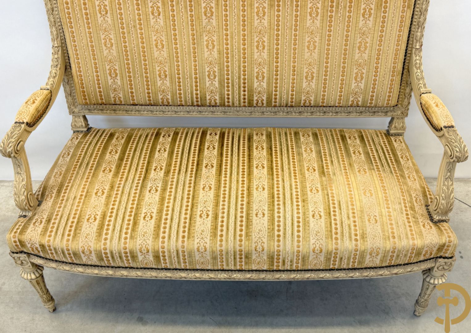 Gemonochromeerd salonensemble met gesculpteerde bladranken bestaande uit canapé, 2 armzetels en 3 stoelen