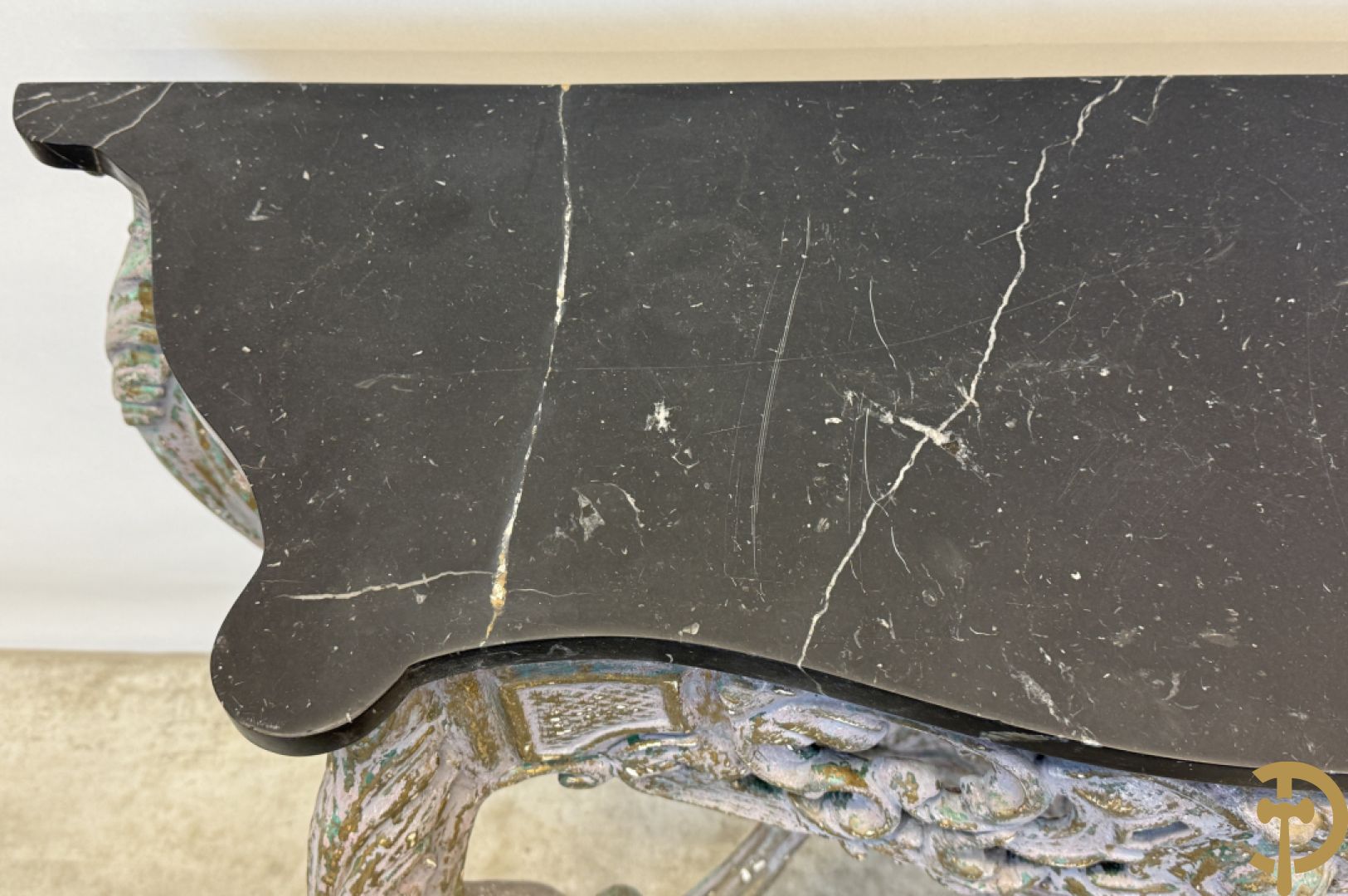 Gepatineerde Louis XV console met zwart marmeren blad