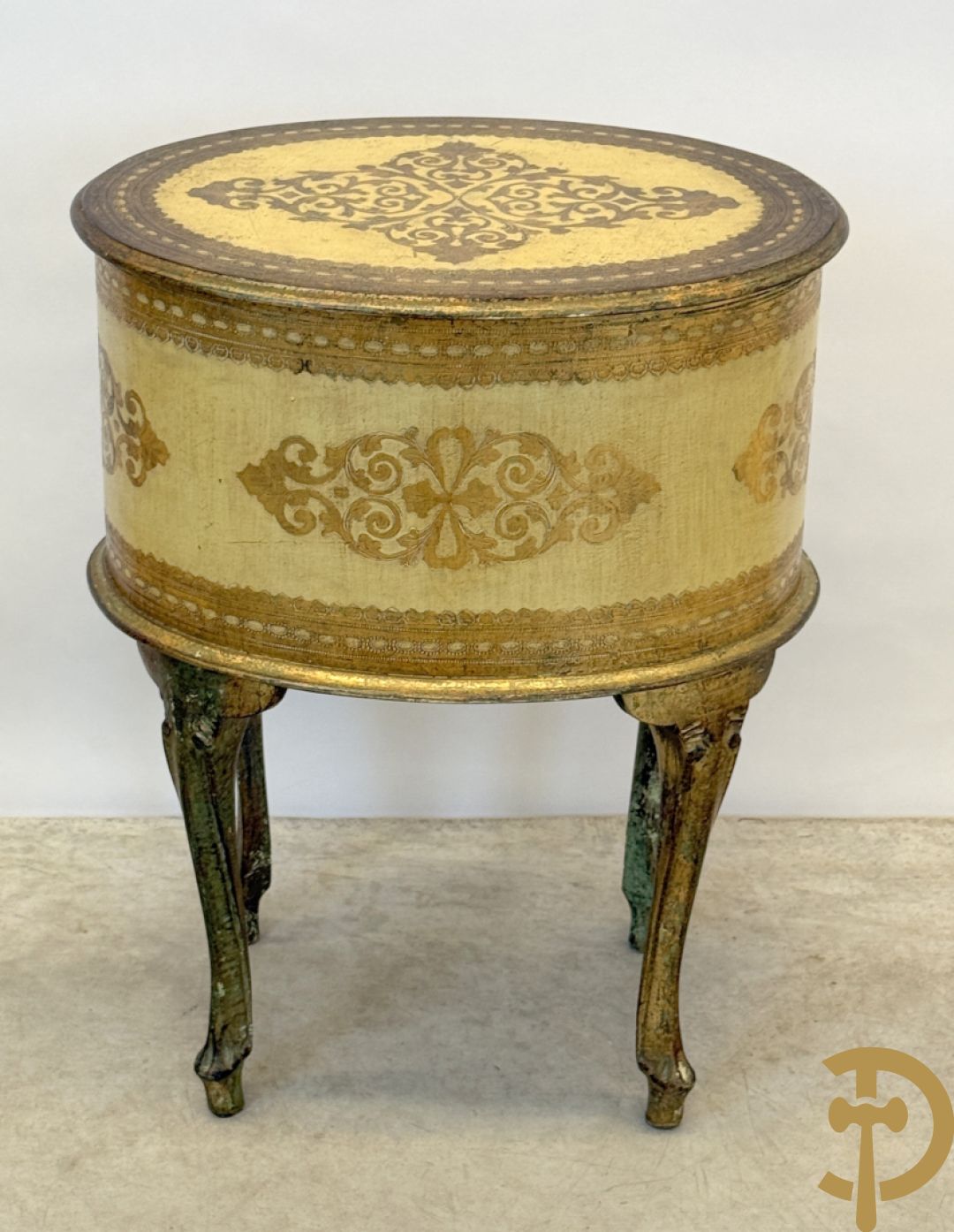 Ovaal Italiaans bijzettkastje