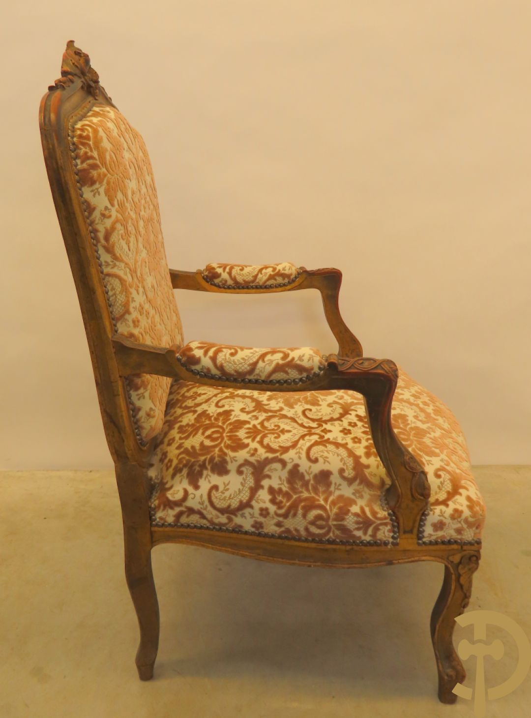 Vijfdelig verguld Louis XV salonensemble bestaande uit canapé en 4 fauteuils - met mooie accanthusranken en bloemensculptuur