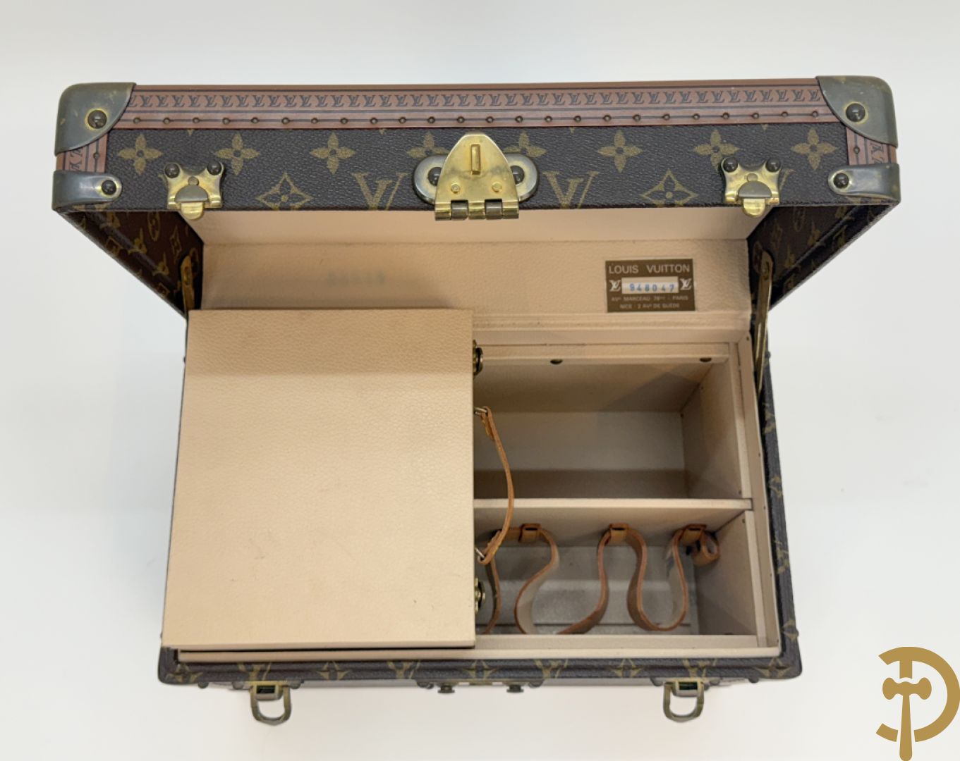 Louis Vuitton beauty case met verschillende vakjes en genummerd 948947