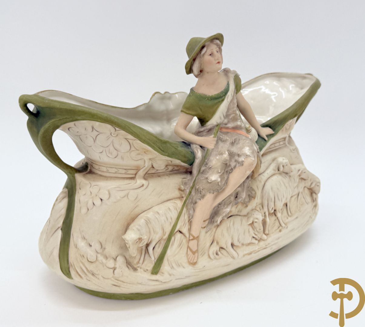 Coupe in Royal Dux met herder en schapen, nummer 1224, gemerkt onderaan