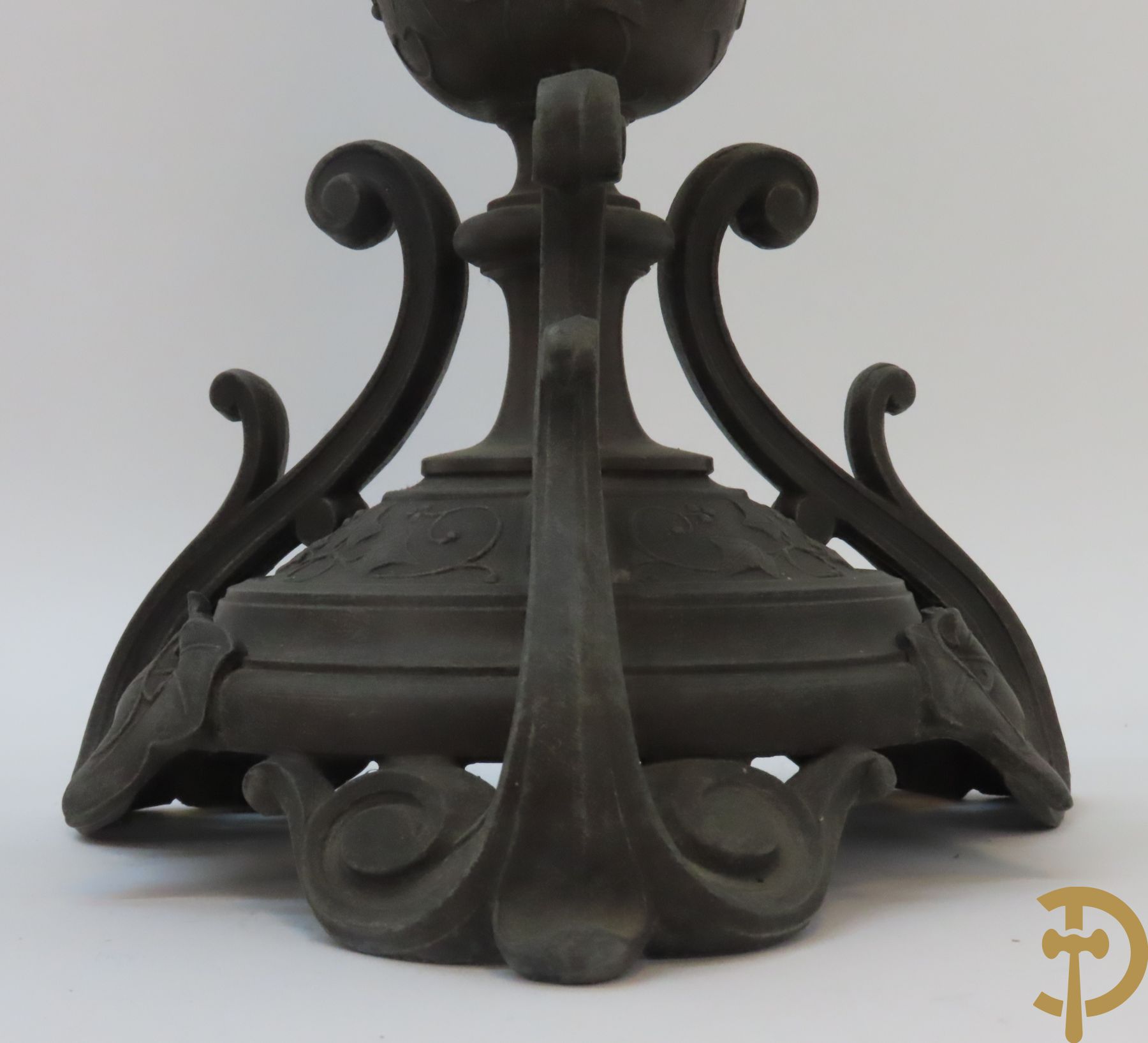 Paar kunstbronzen pique fleurs met kristallen geslepen fluiten