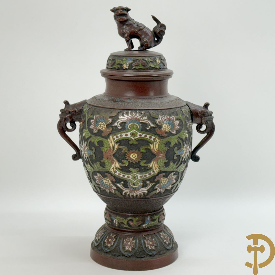 Japanse cloisoné vaas met fo-hond en bloemenmotieven