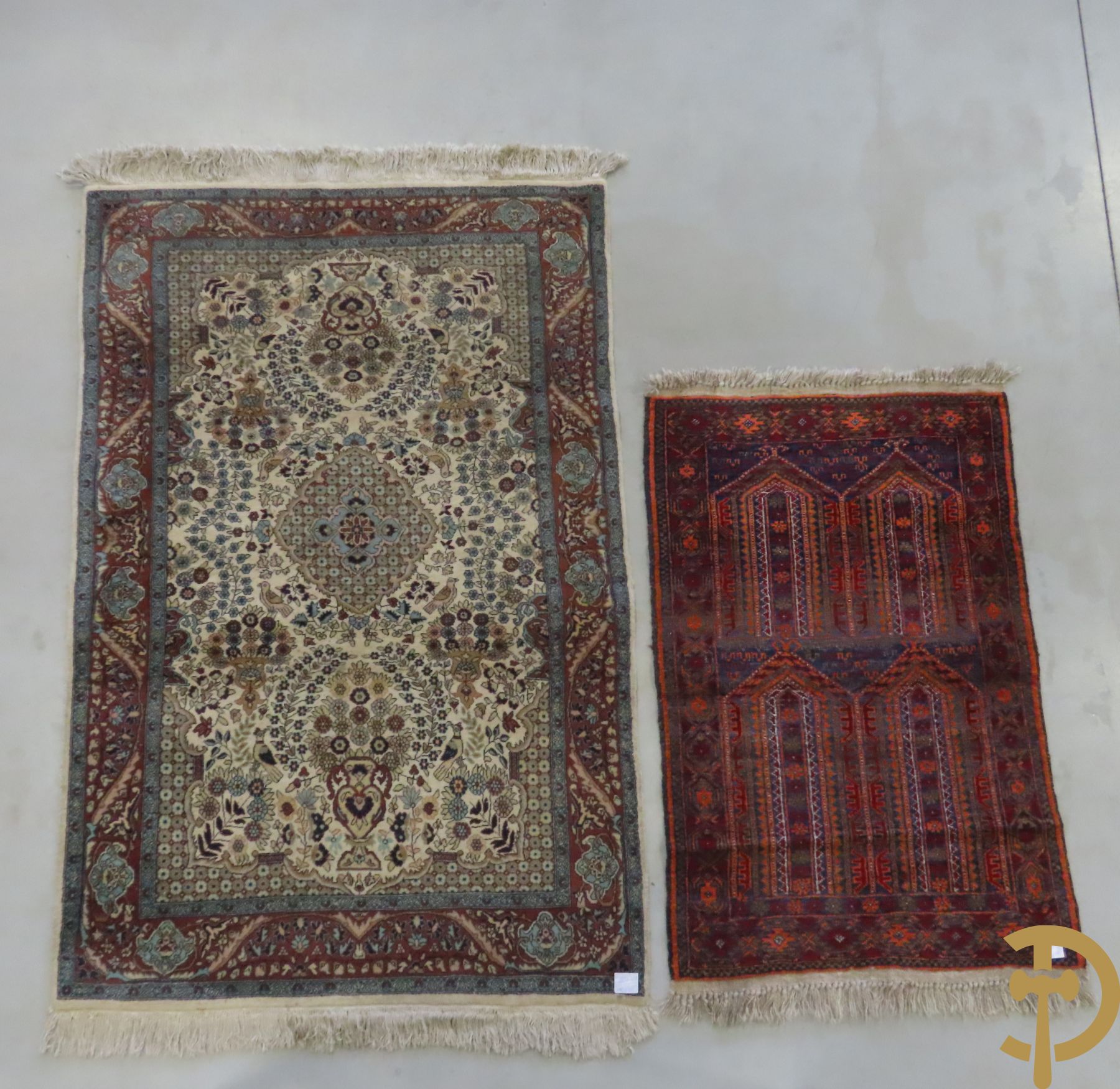 Oosters handgeknoopt tapijt Tebriz met decor van amforen en papegaai + oosters handgeknoopt bidtapijt
