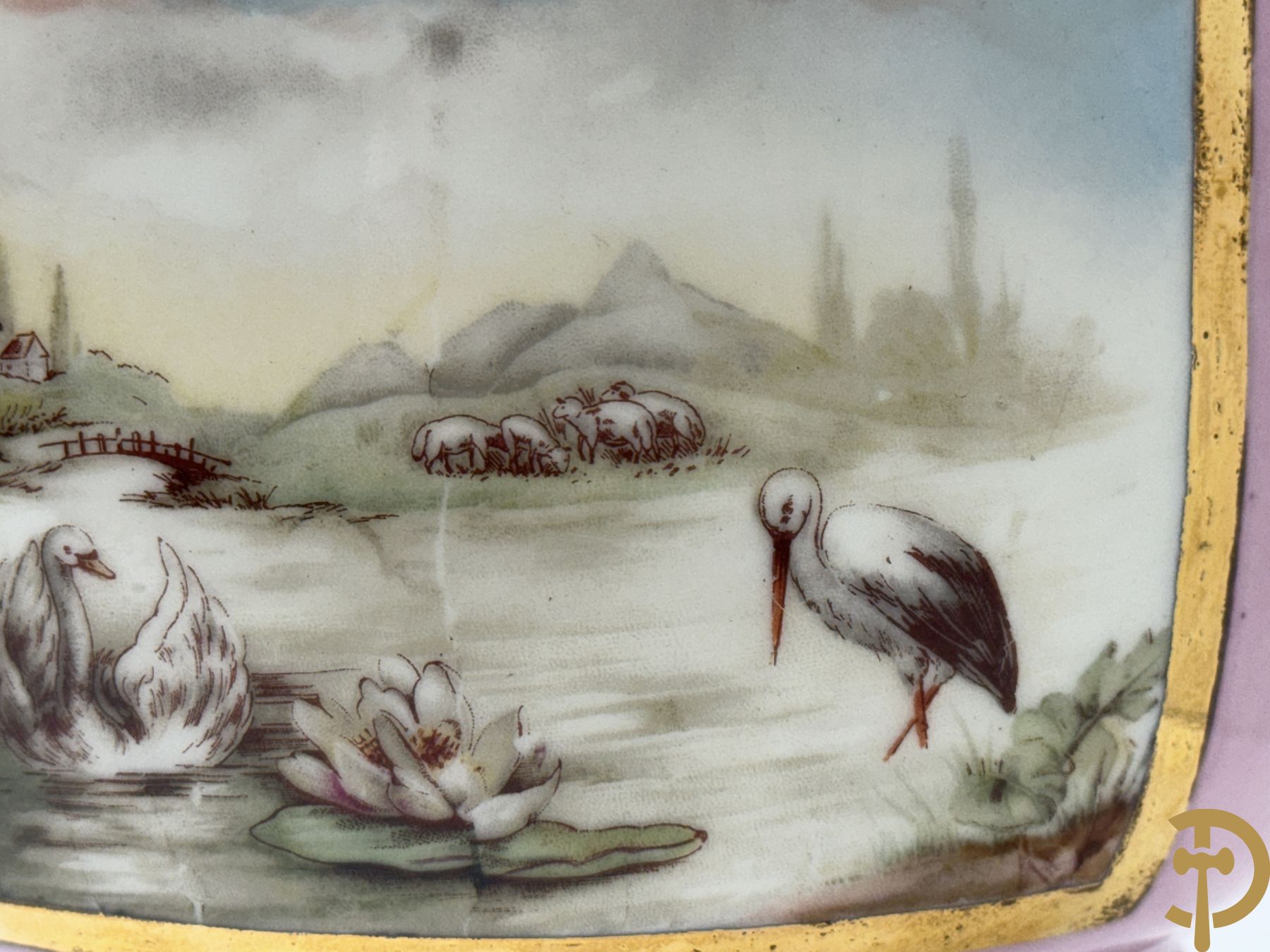 Paar roze gekleurde porseleinen coupes met idyllisch landschap in decalcomanie decor met vergulde rand