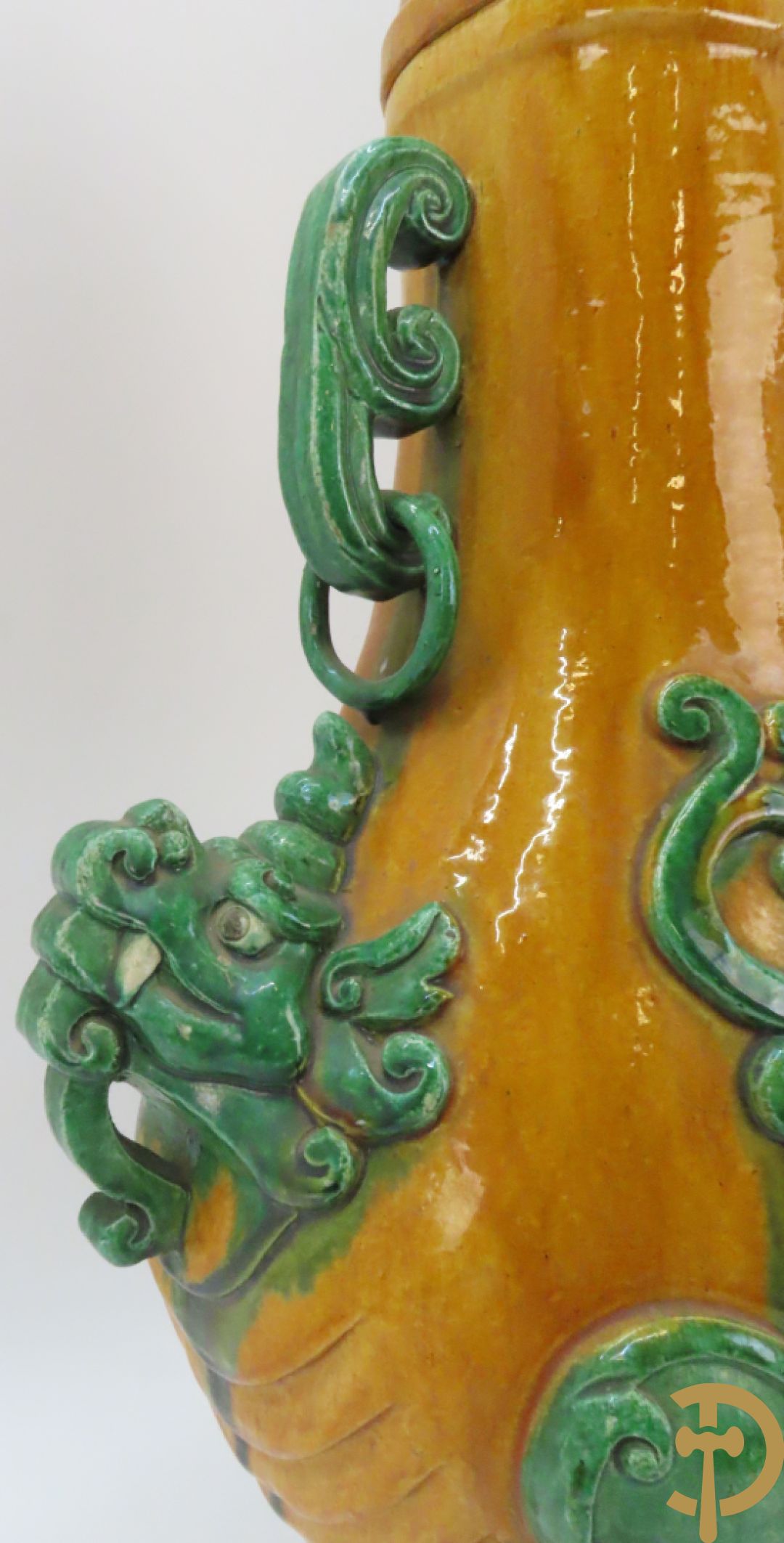 Geglazuurde Chinese aardewerken dekselvaas met fo honden en plantenmotieven