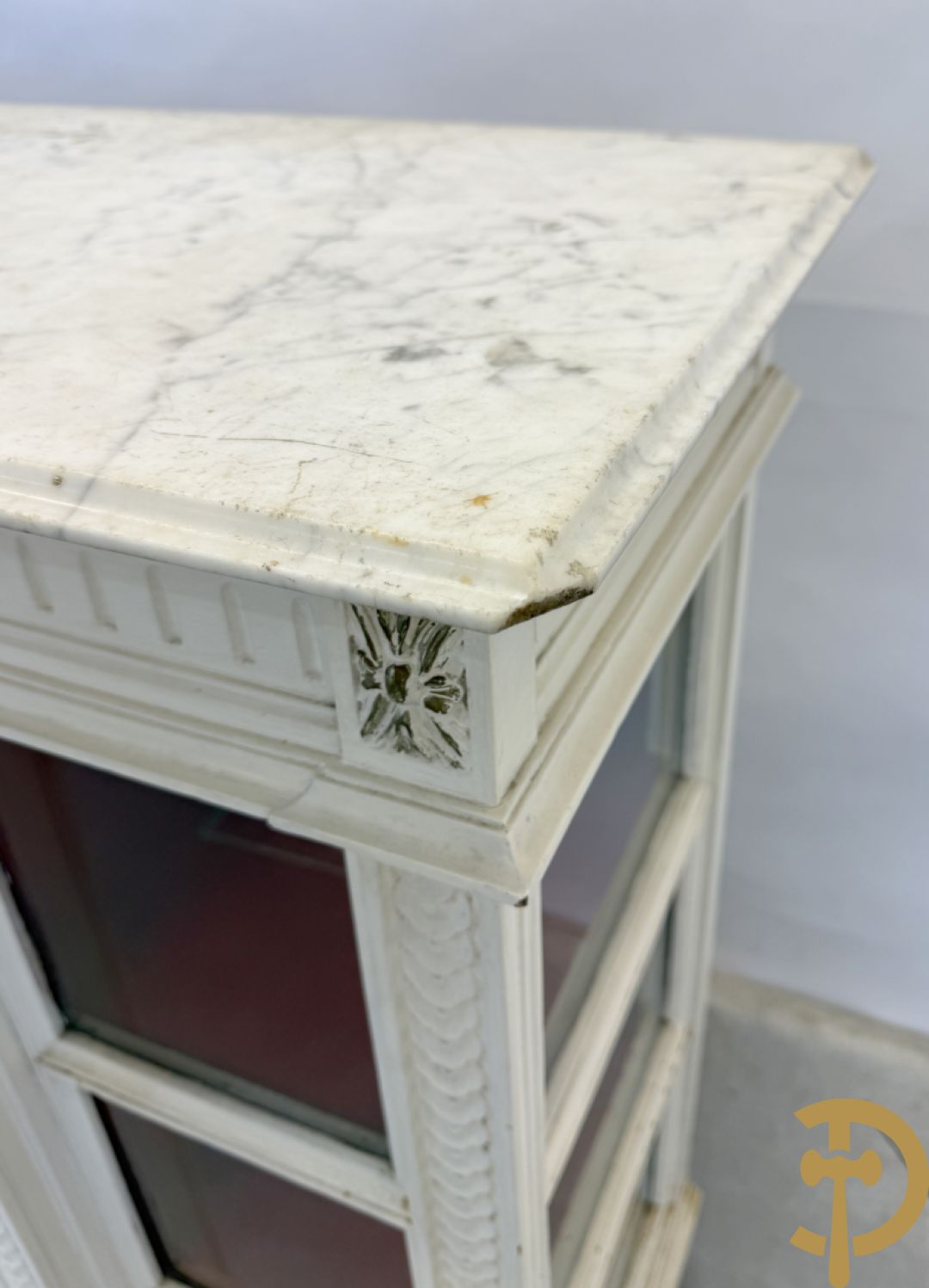 Louis XVI vitrine als toonbank met 2 deuren en 2 zijkanten - met wit marmeren blad