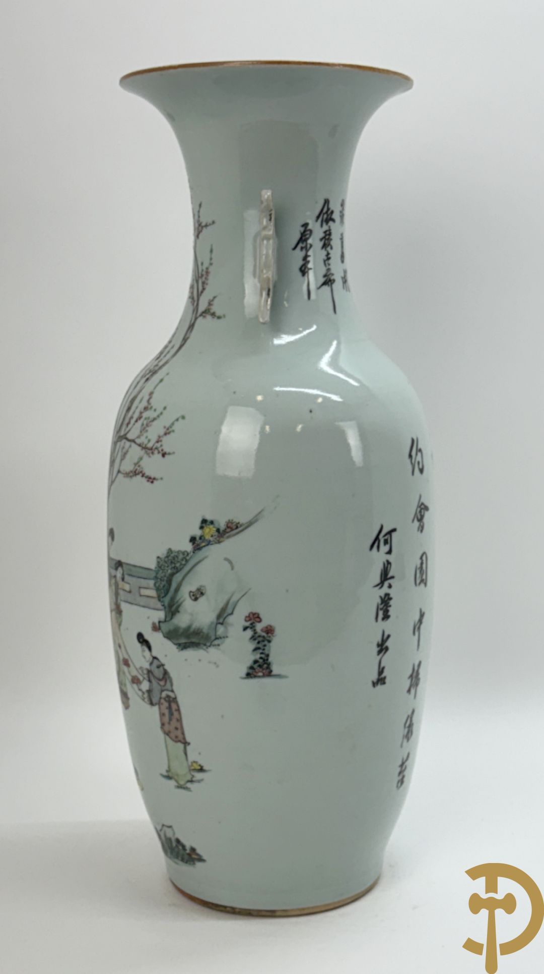 Chinese porseleinen vaas met decor van dames in landschap