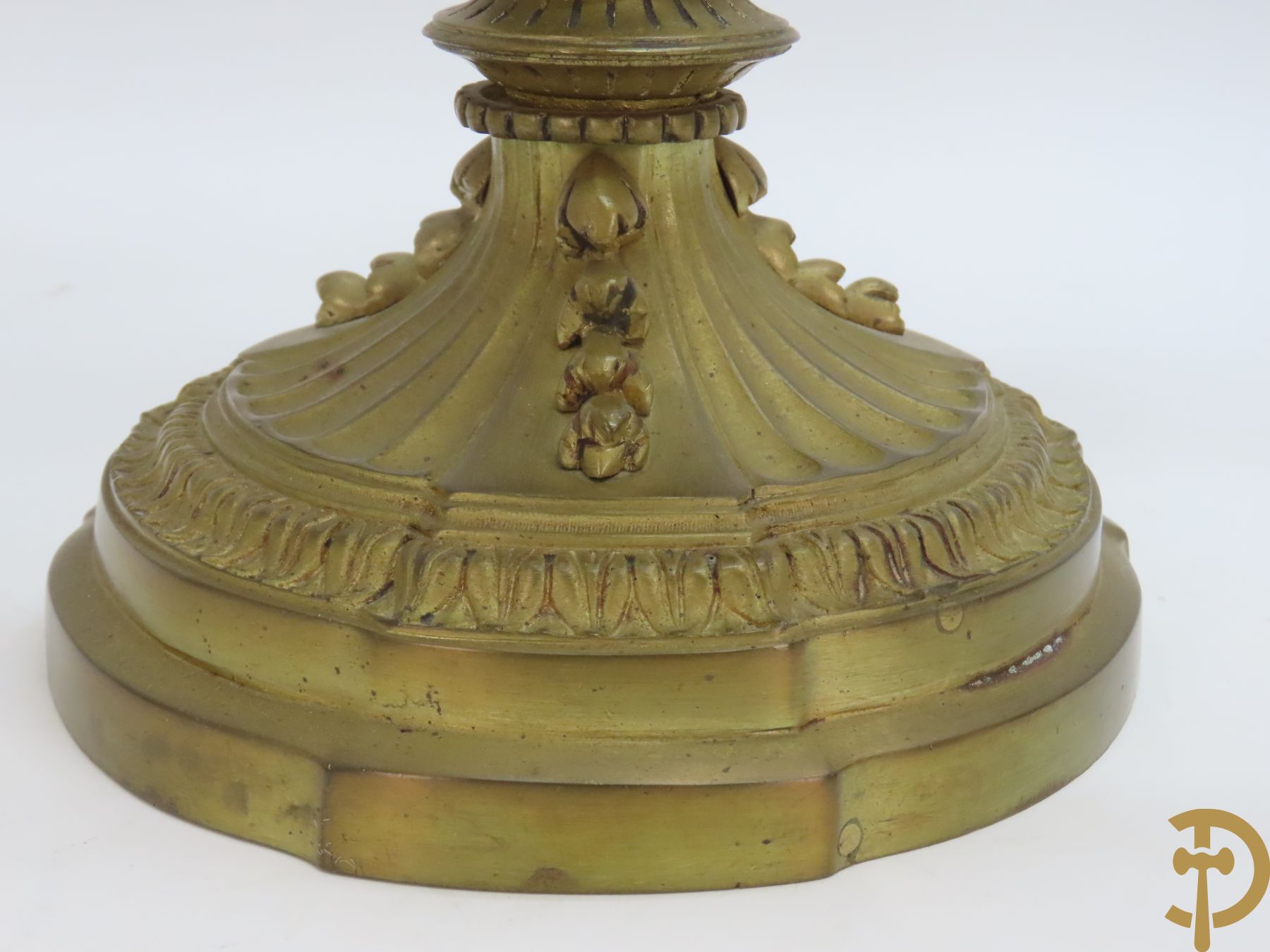 Paar bronzen Louis XVI vierarmige kandelaars bezet met toorts bovenaan