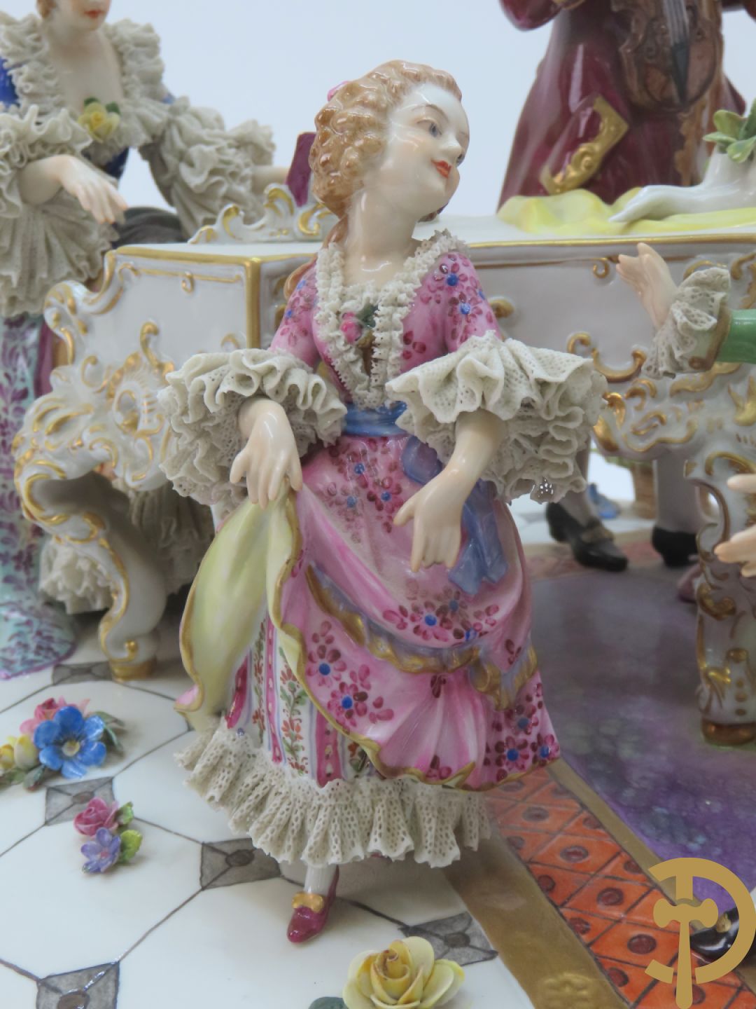 Grote gekleurde porseleinen geanimeerde groep met 7 muziekspelers