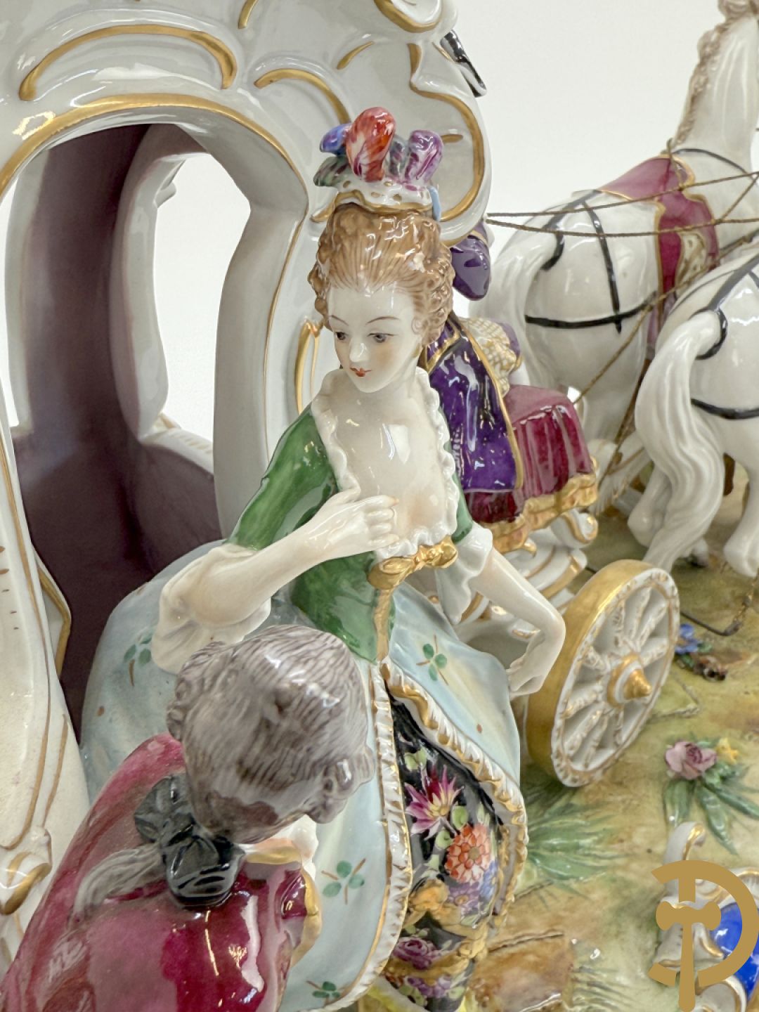 Porseleinen meerkleurige groep met koets, edeldame, lakei, ruiter en 2 paarden