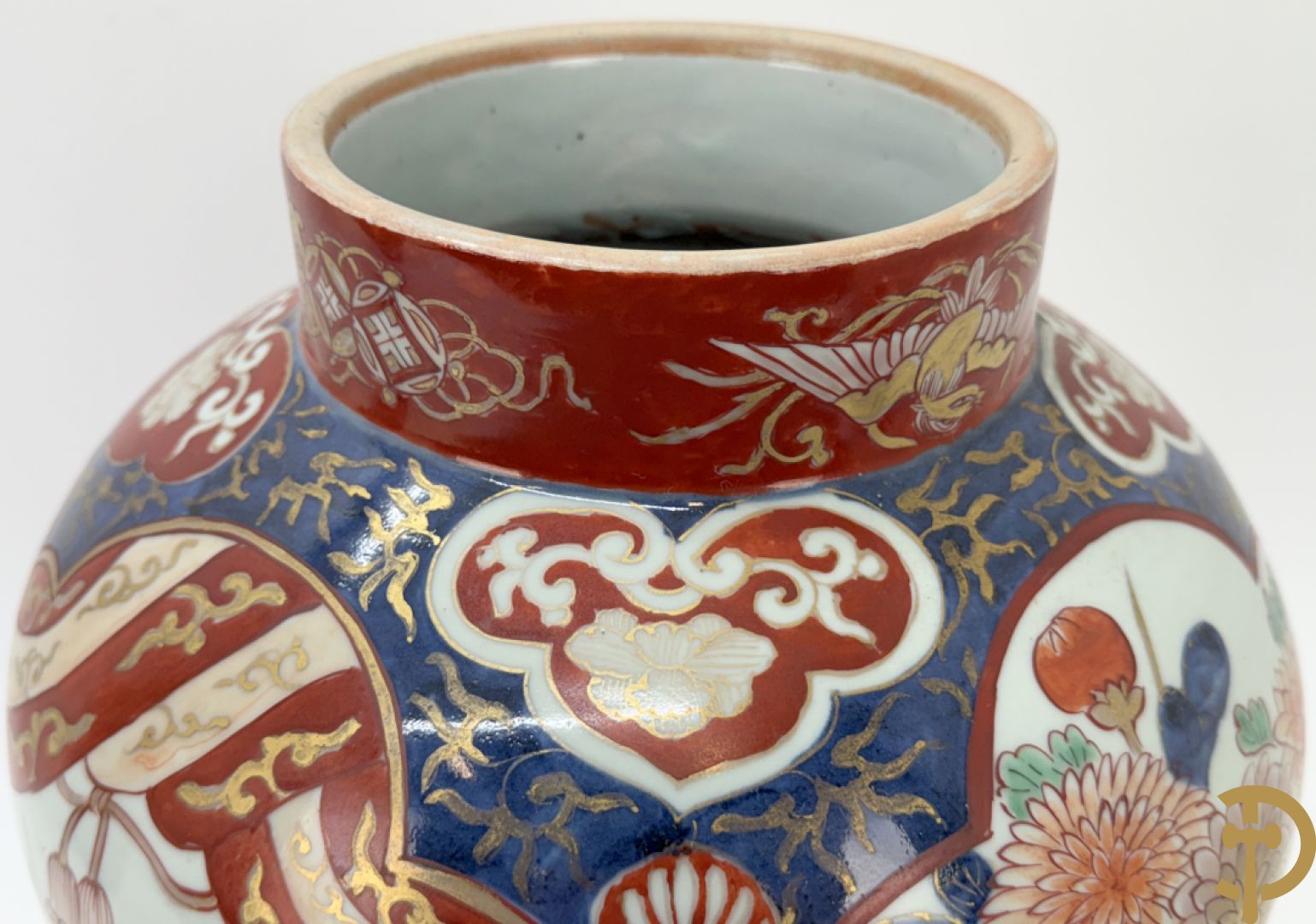 Japanse imari dekselpotiche met rood/blauw decor van bloemen in cartouches