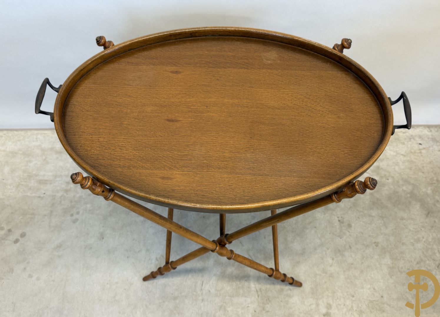 Engelse butlertray met rechthoekige plateau en Engelse butlertray met ovale plateau