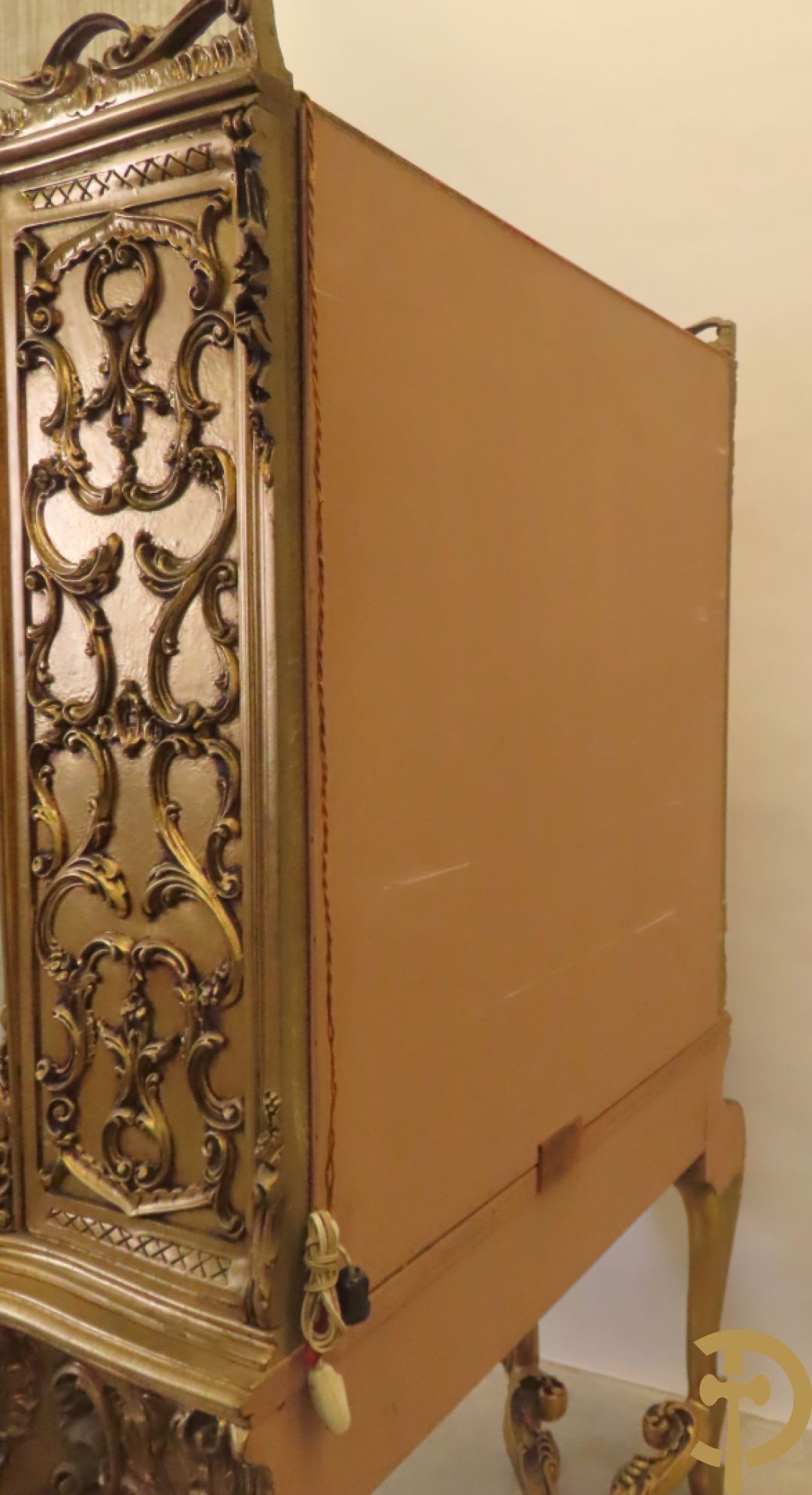 Uitzonderlijke vergulde Louis XV eetkamer bestaande uit vijfdeursdressoir met voluutvormige accanthusranken en rocailles, beschilderd met bloemenmotieven en centraal tafererel met hoornen des overvloeds + bijhorende spiegel vergulde tafel op voluutvormige poten met zes bijhorende stoelen + vitrine met accanthusranken en centrale deur, op voluutvormige poten