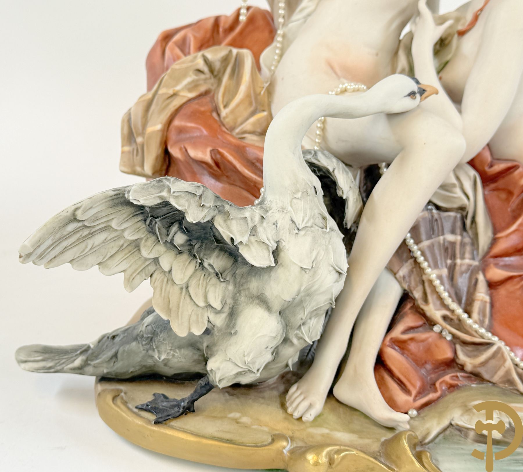 Italiaanse biscuitgroepen w.o. grote groep met 2 liggende naakte dames met zwaan, jongeman op rots, vioolspeler met edeldame, dame met kanten jurk en kinderen + Armani G. getekend 