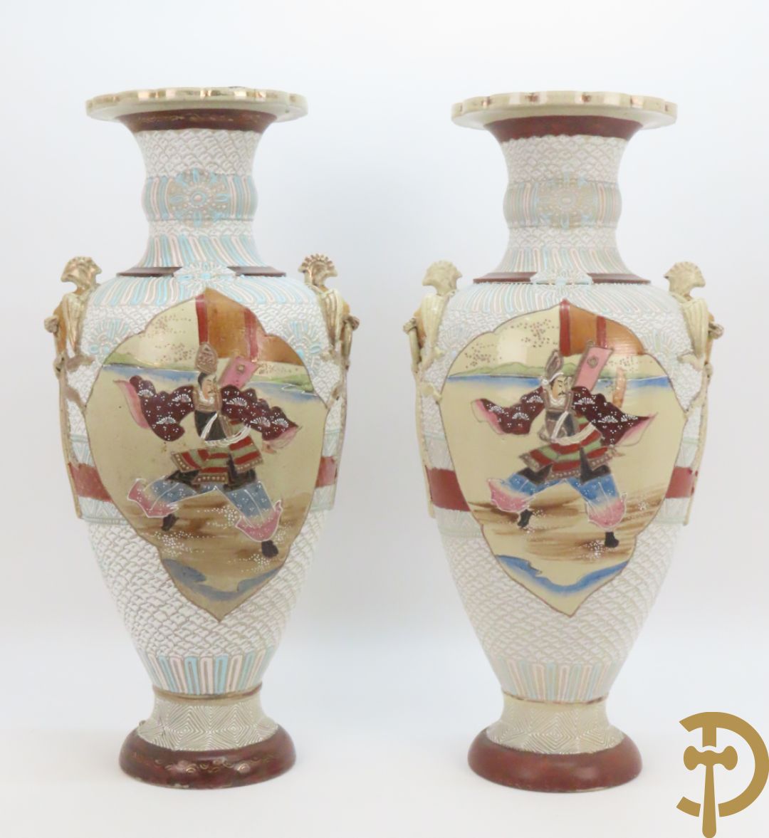 Paar Japanse Satsumat vazen met kijgerdecor en geanimeerde scènes, zijdelings met vogels bezet