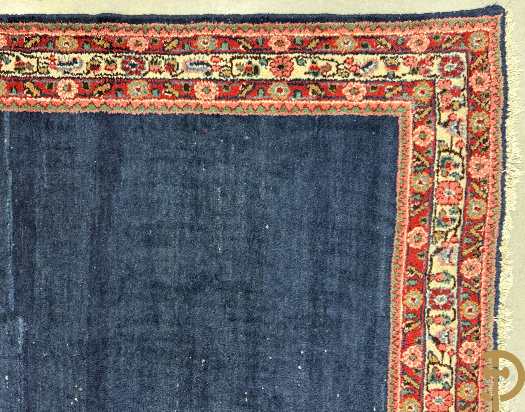 Drie oosterse handgeknoopte tapijten met blauwe fond