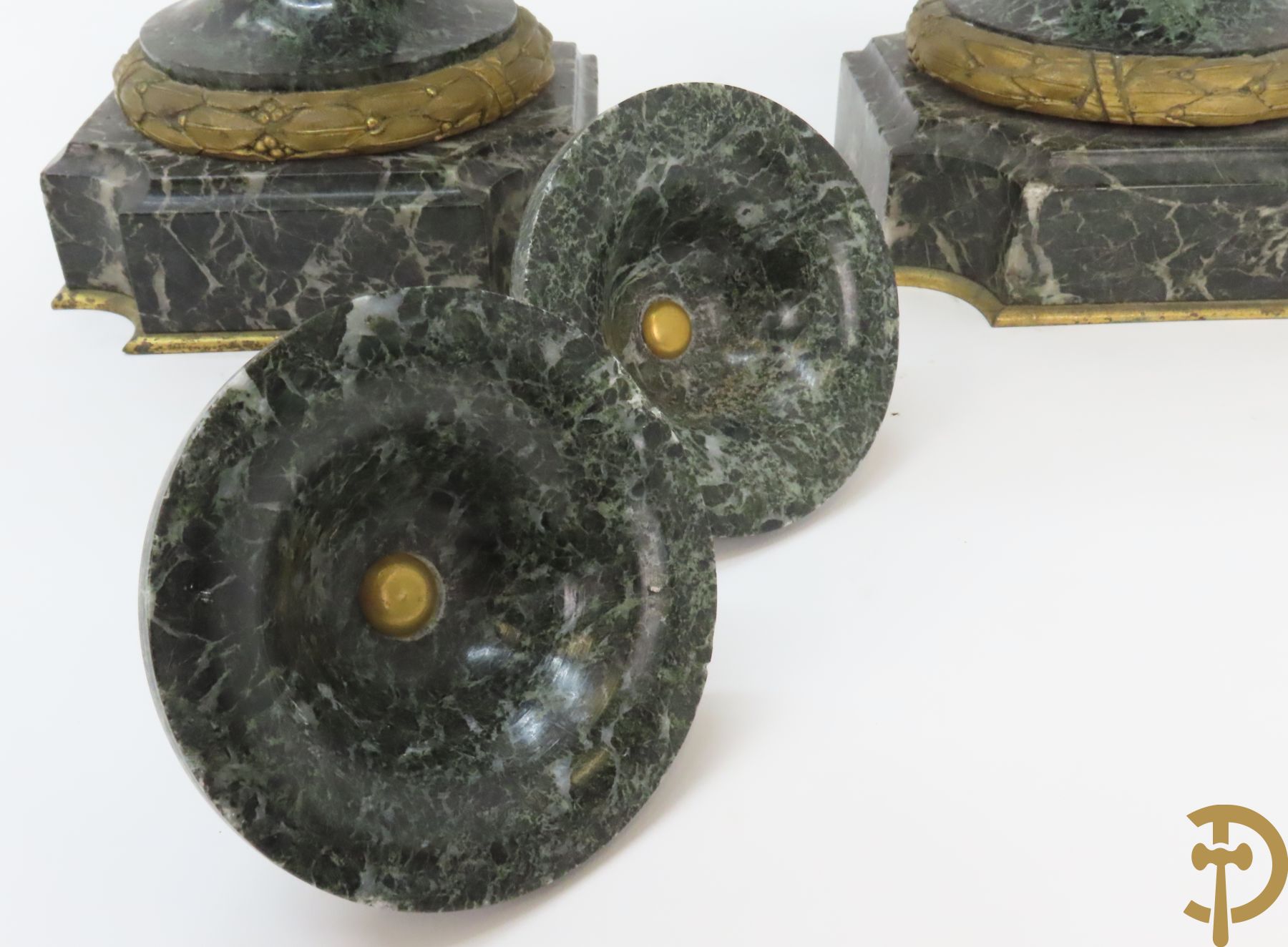 Paar marmeren cassolettes met los deksel, zijdelings bezet met accanthusranken en bloemen