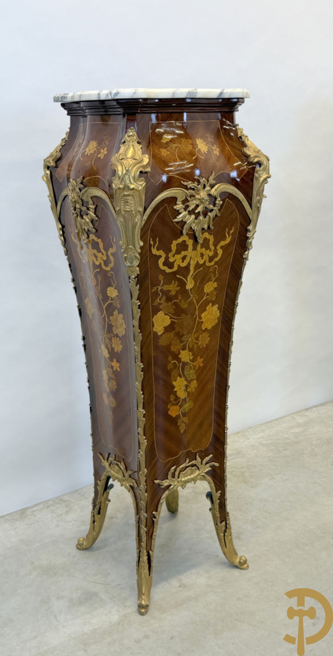 Paar notelaren gemarketteerde zuilen bezet met bronsbeslag en Louis XV motieven op voluutvormige poten - bovenaan met marmeren geaderd blad