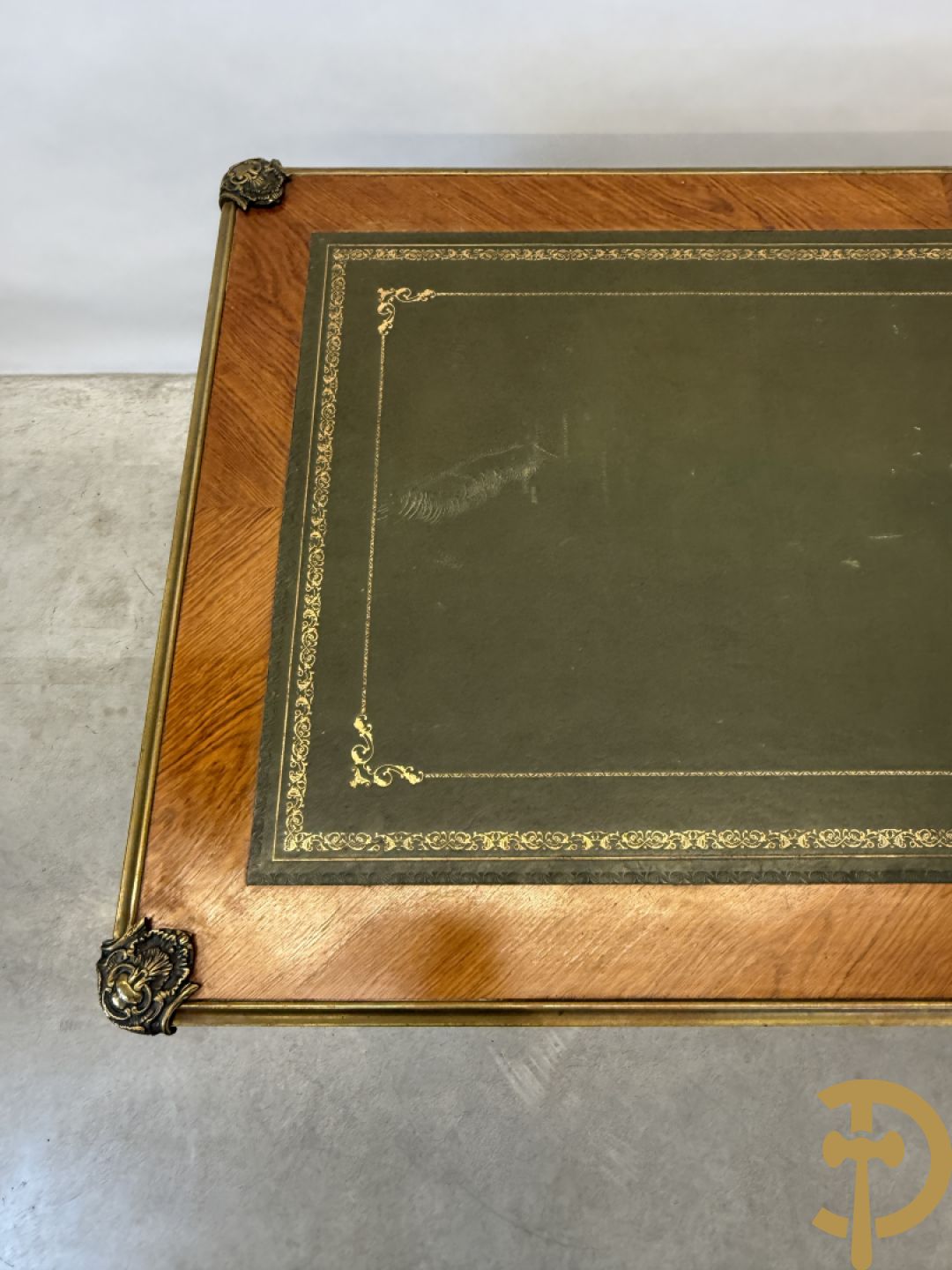 Notelaren Louis XV bureau met lederen blad, 3 lades  en bronsbeslag op voluutvormige poten