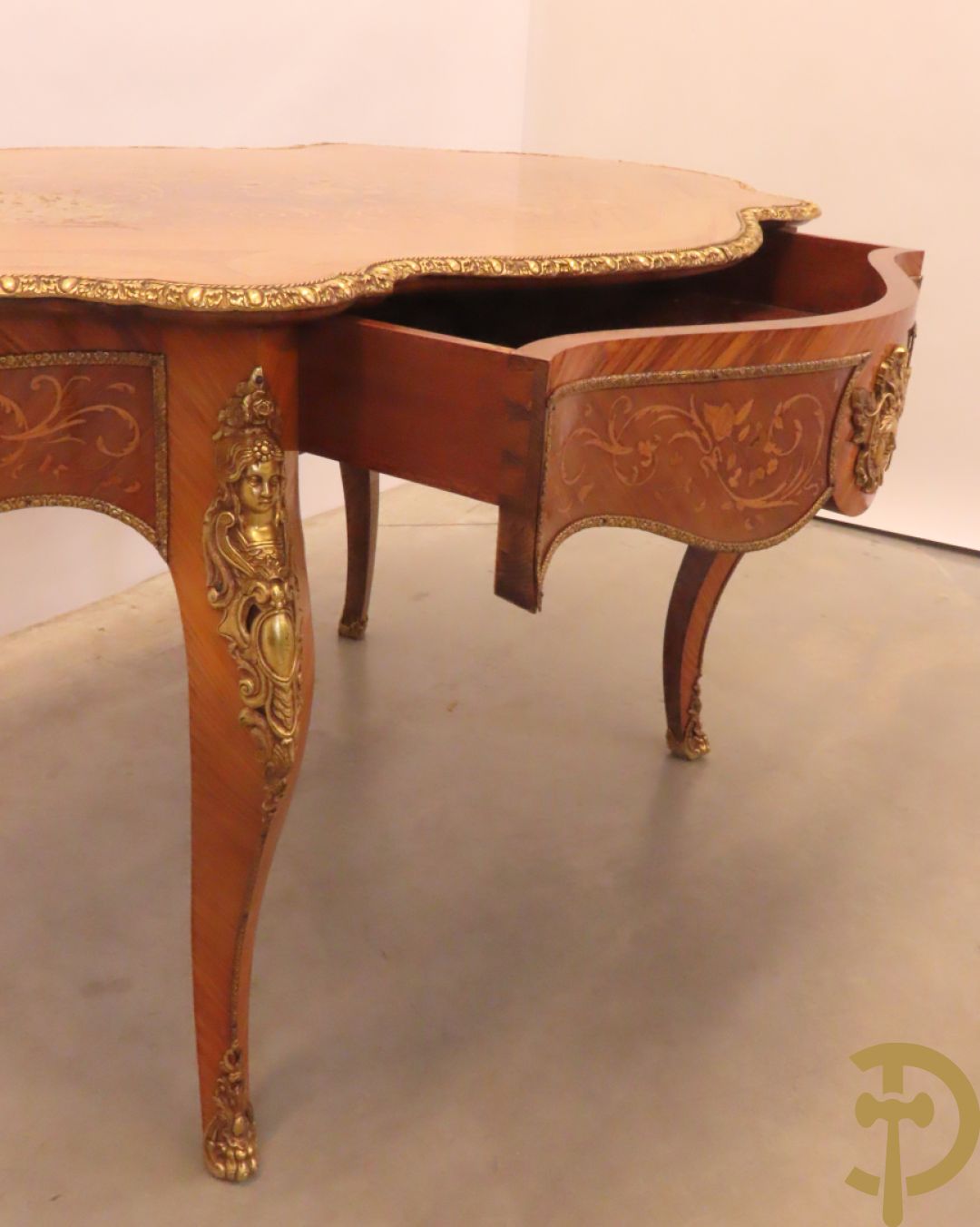 Gemarketteerde ovale notelaren tafel bezet met bronsbeslag van dameshoofden + stoel